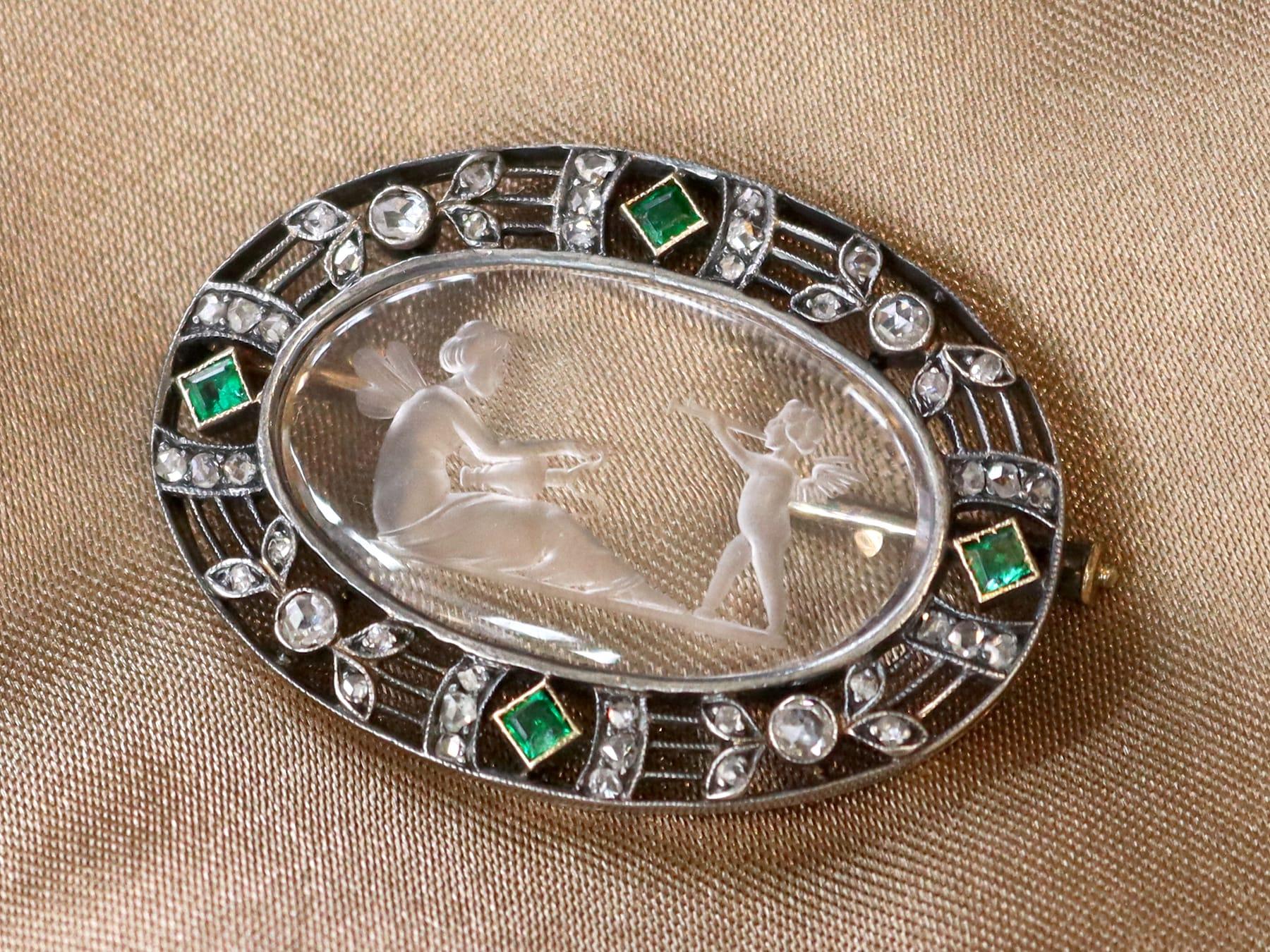 Antique Crystal, 0.14 Carat Emerald, 0.58 Carat Diamond 18k Yellow Gold Brooch In Excellent Condition For Sale In Jesmond, Newcastle Upon Tyne