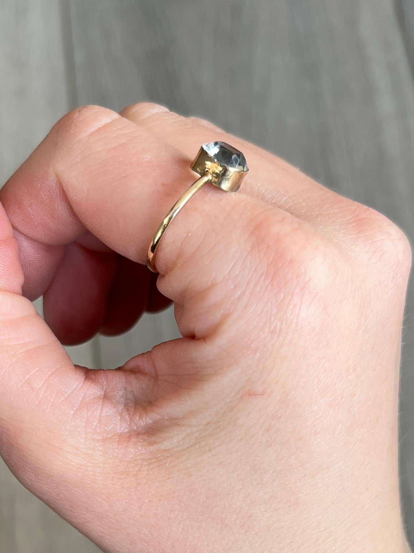 Dieser süße Ring enthält einen leuchtenden, klaren Kristall. Der Ring hat ein einfaches Design und ist aus 9 Karat Gold modelliert. 

Ringgröße: Q 1/2 oder 8 1/4 
Steinstein Abmessungen: 8,5 x 7 mm

Gewicht: 1,6 g