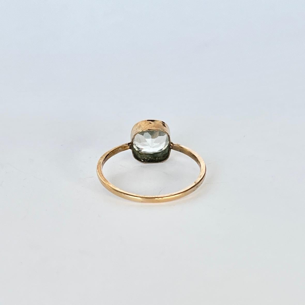 Antiker Ring aus Kristall und 9 Karat Gold  (Ungeschliffen) im Angebot