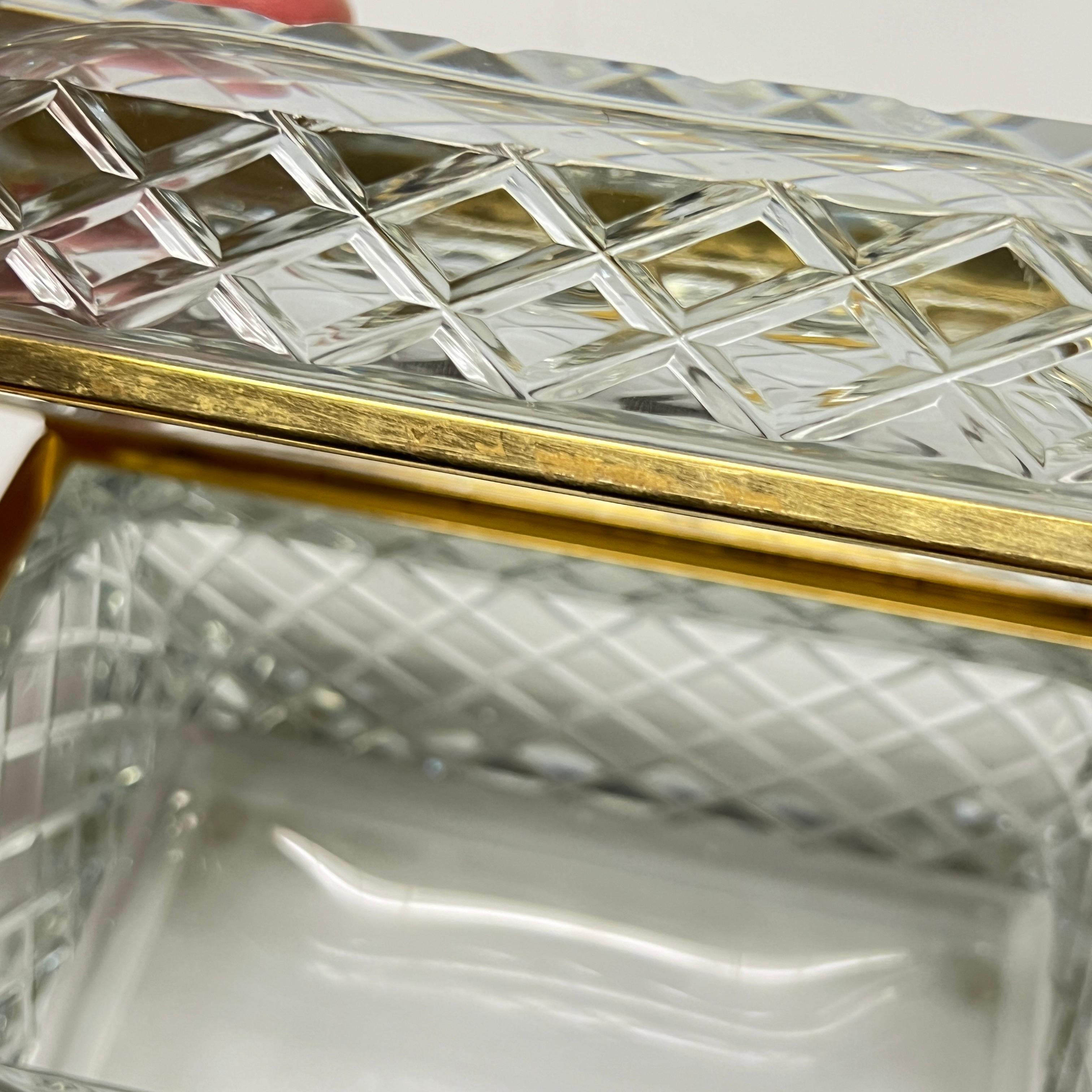 Antiguo Cofre / Caja de Cristal y Latón Dorado en venta 9