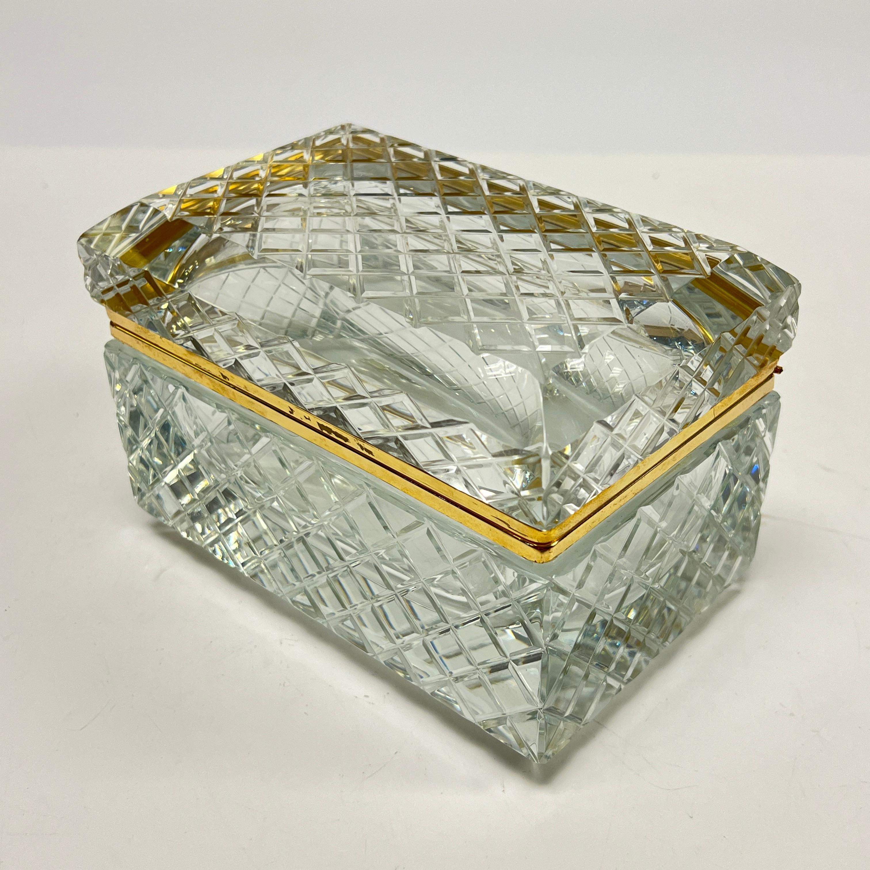 Precioso joyero de cristal moldeado, probablemente de origen francés, con herrajes de latón dorado, 7 1/8 por 4 1/2 por 5 pulgadas y en muy buen estado.  