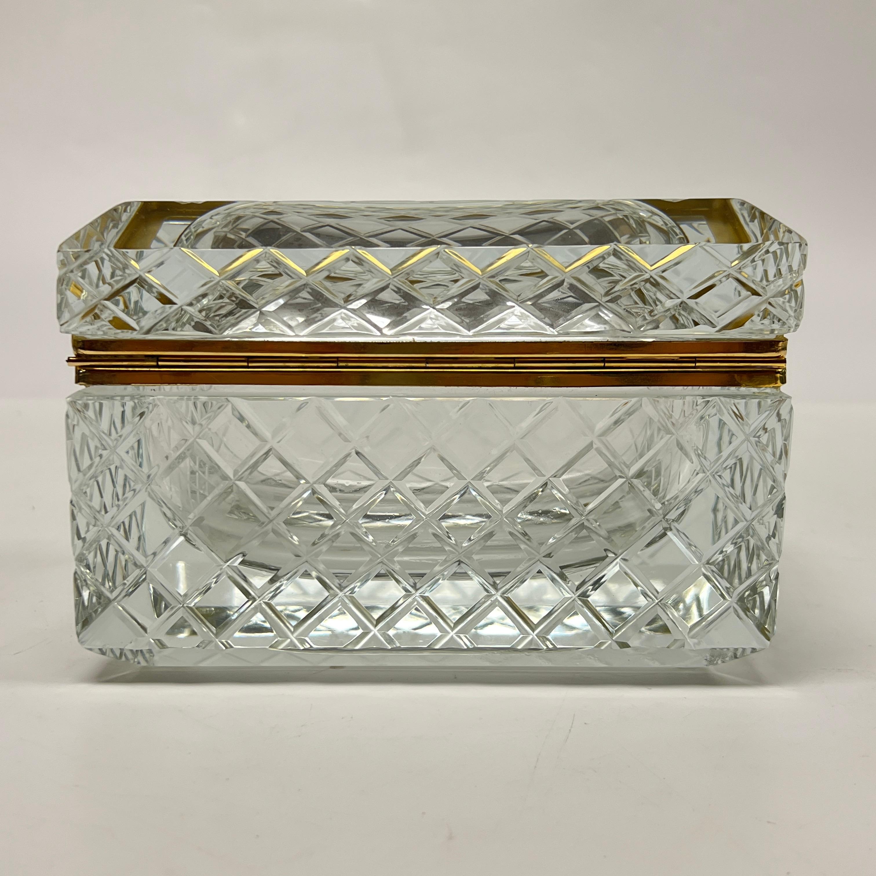 Antiguo Cofre / Caja de Cristal y Latón Dorado en venta 1