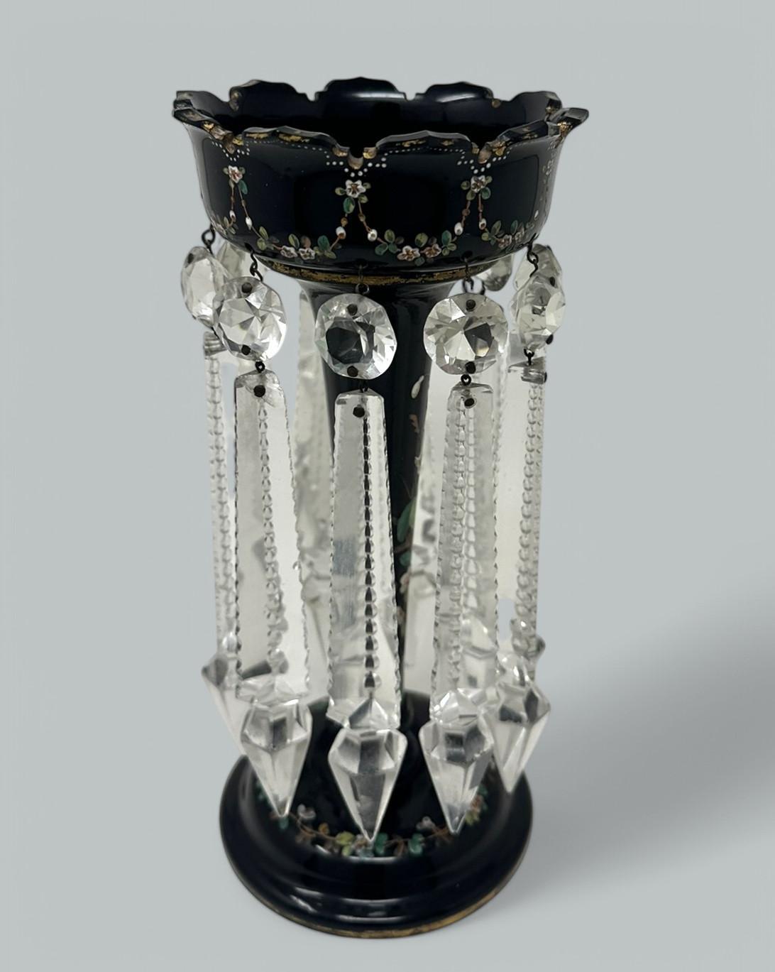 Un elegante esempio di un raffinato candeliere singolo in cristallo di Boemia tagliato a mano e smaltato nero, di qualità eccezionale e di proporzioni standard. Terzo quarto del XIX secolo, forse precedente. 

Con un insolito supporto a forma di