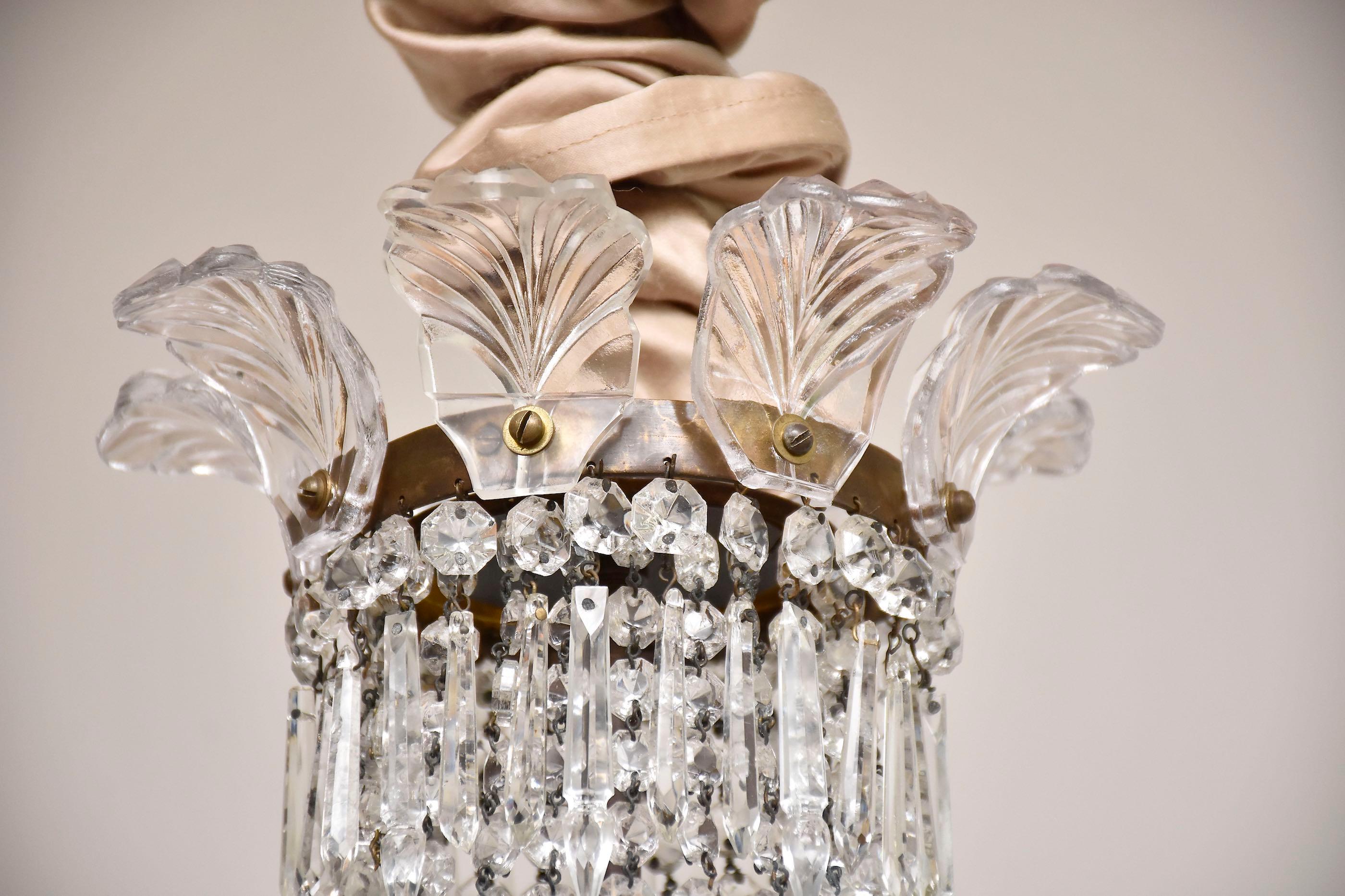 20ième siècle Lustre ancien en cristal de style Louis XVI en vente