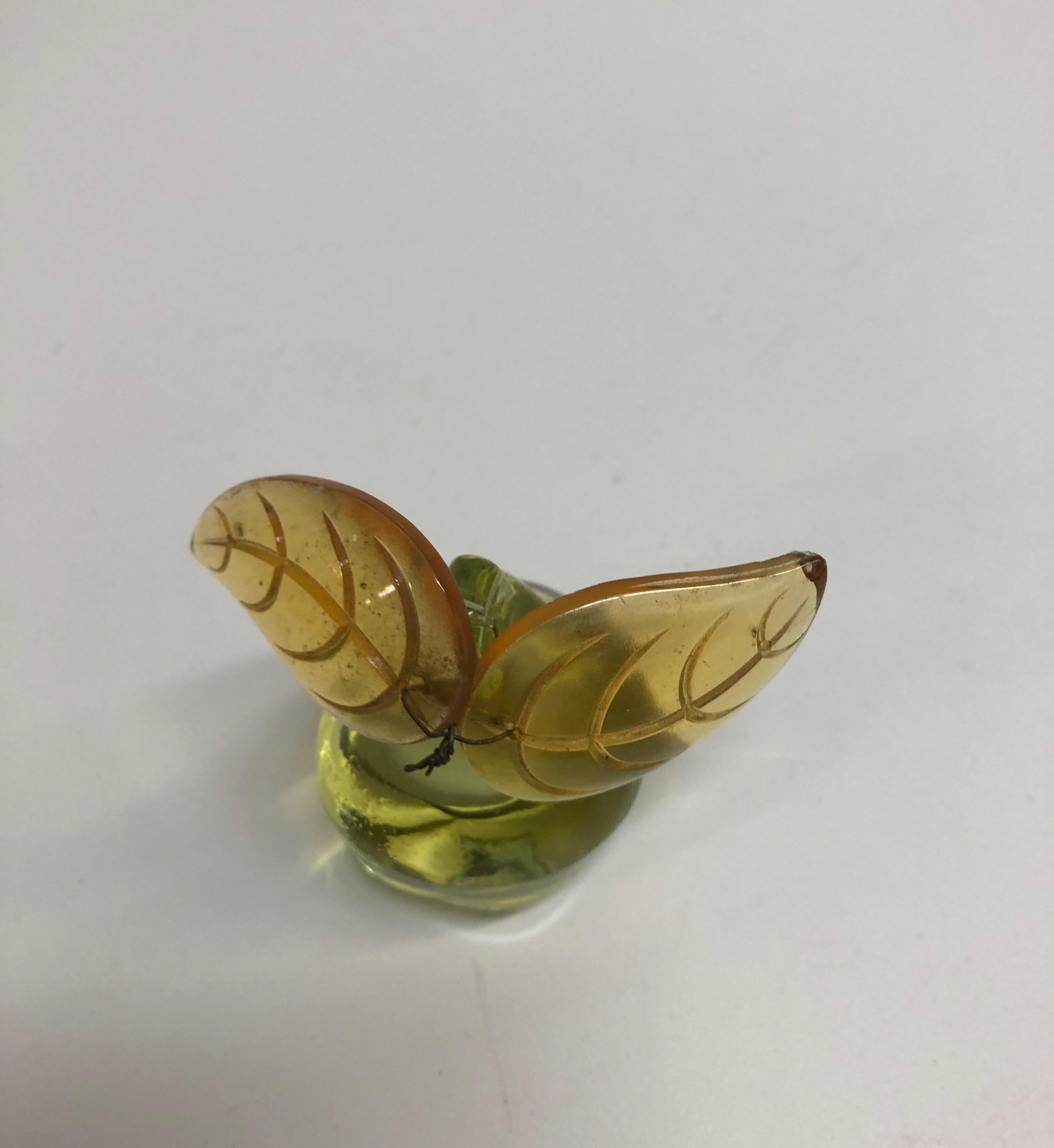 Antique crystal chandelier pear adornment.
Real Baccarat crystal pear that used to hand at the bottom of a chandelier.
Pera comes with two leaves as you see in the pictures. Green pear with golden color leaves.
Size: 2