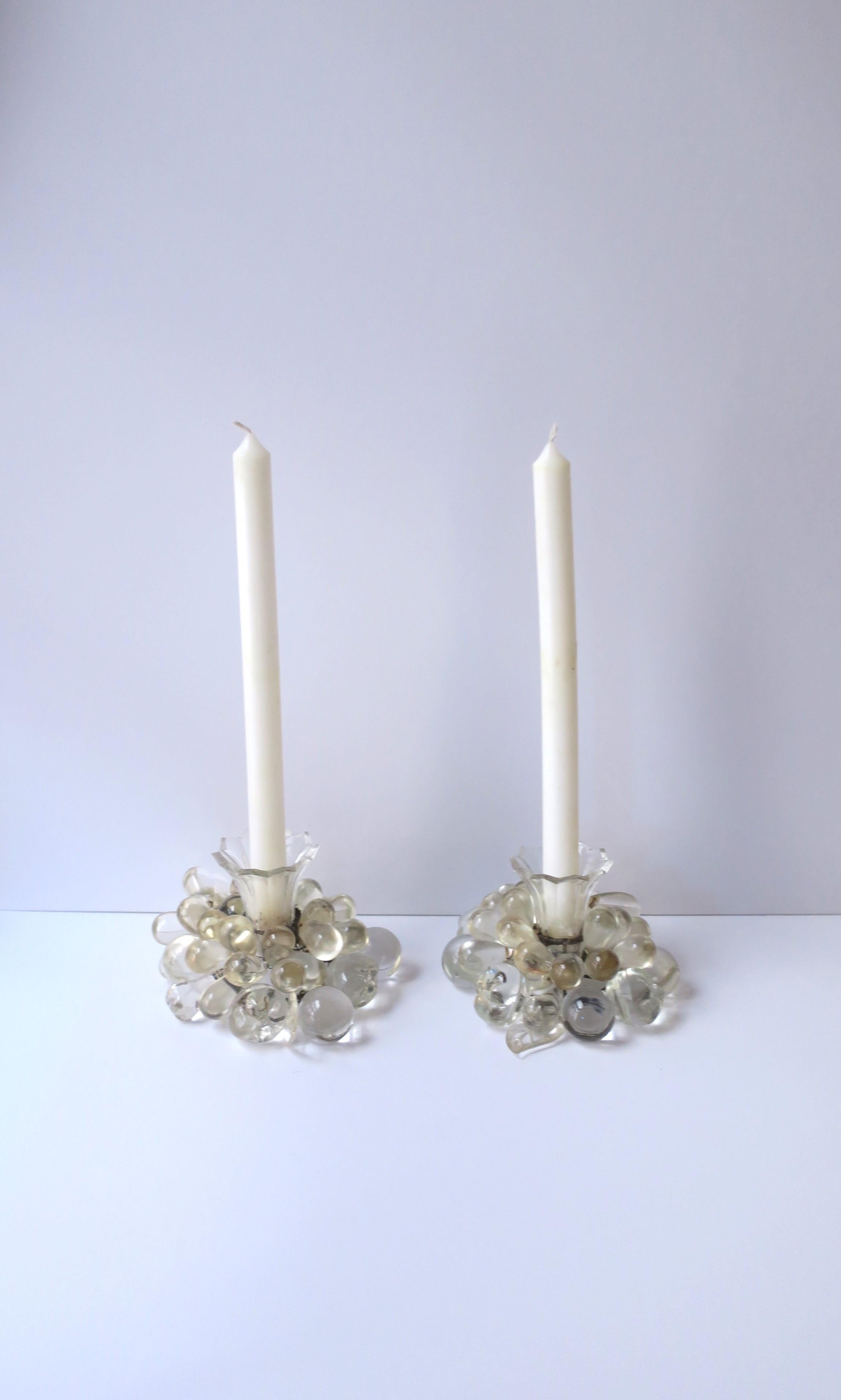 Art-Deco-Kristall-Kerzenständer mit Früchten und Blättern, Paar (Art déco) im Angebot