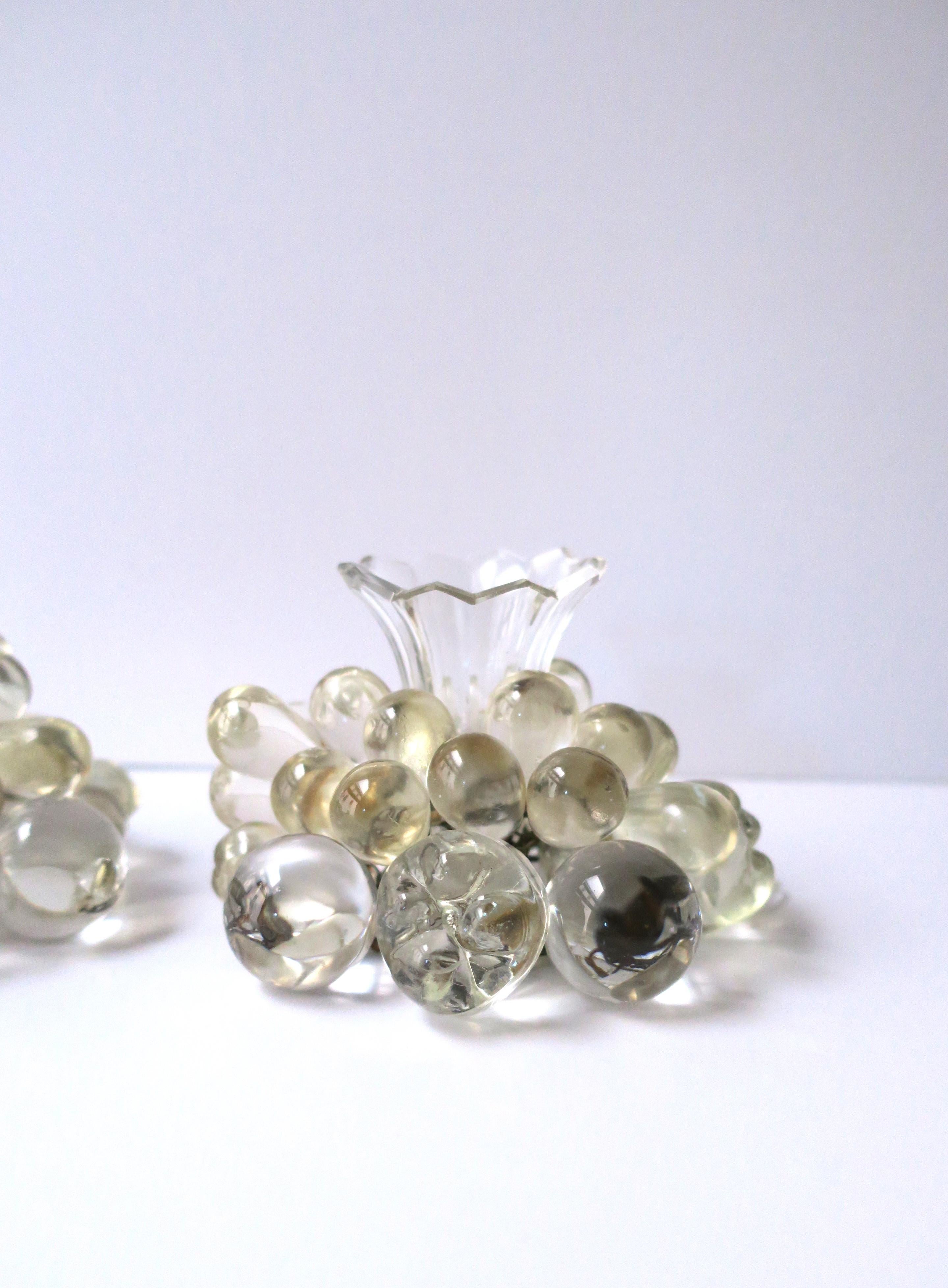 Art-Deco-Kristall-Kerzenständer mit Früchten und Blättern, Paar im Angebot 3