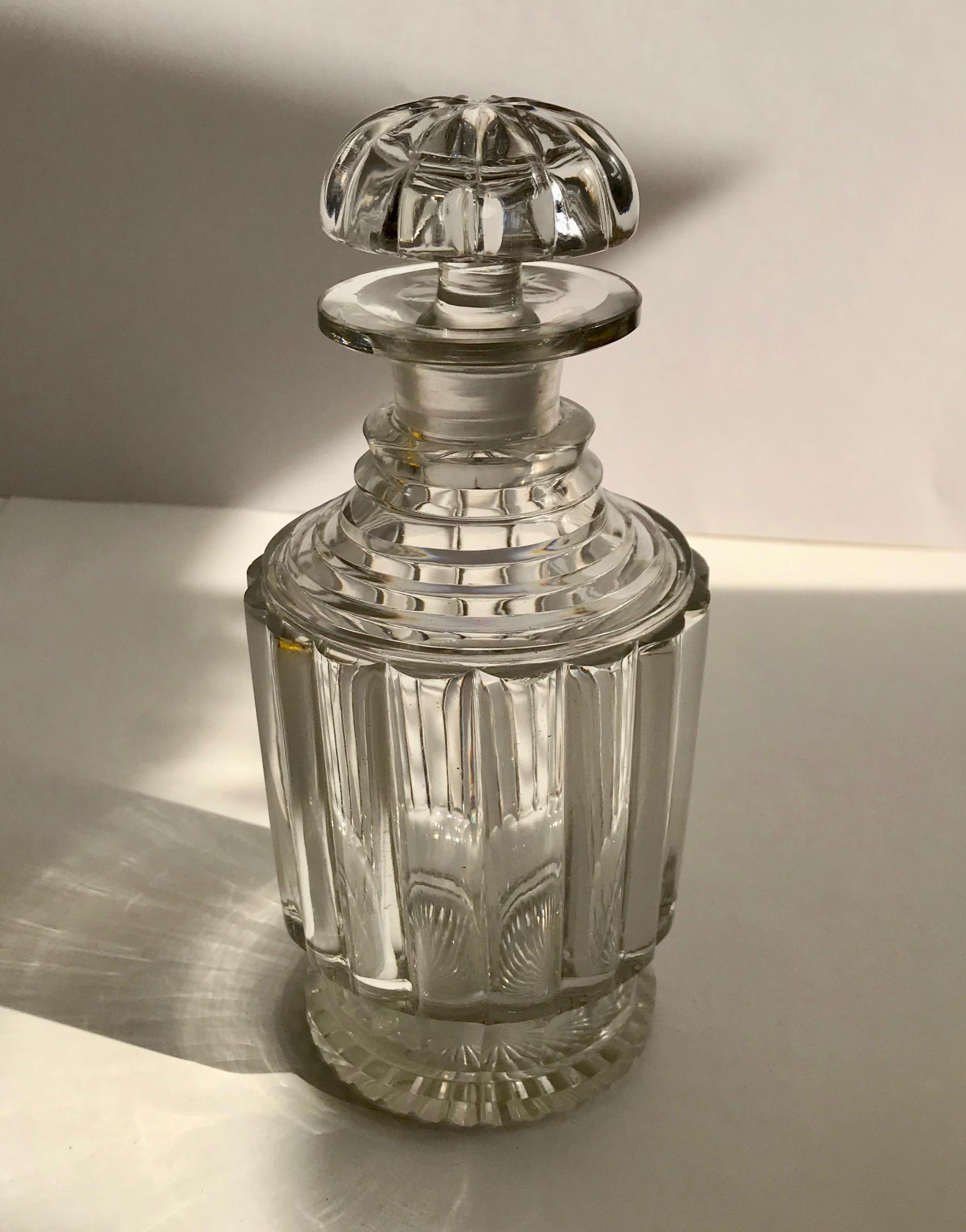 Antique Step Cut crystal decanter 
Original lid.
Measures: Height 19.00 cm
Circumference 27.00cm.
