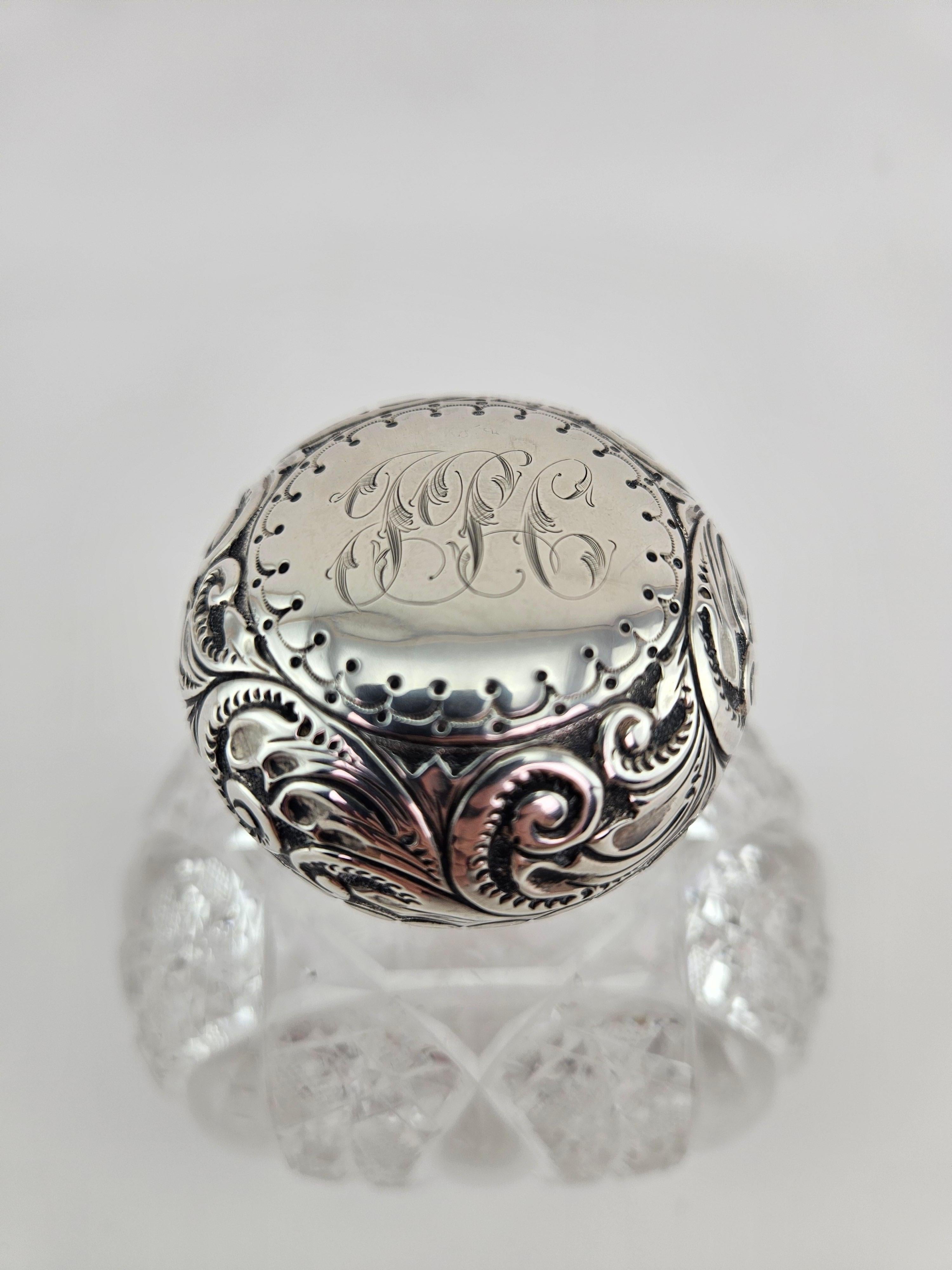 Bouteille de parfum antique en cristal avec dessus en argent sterling en vente 2