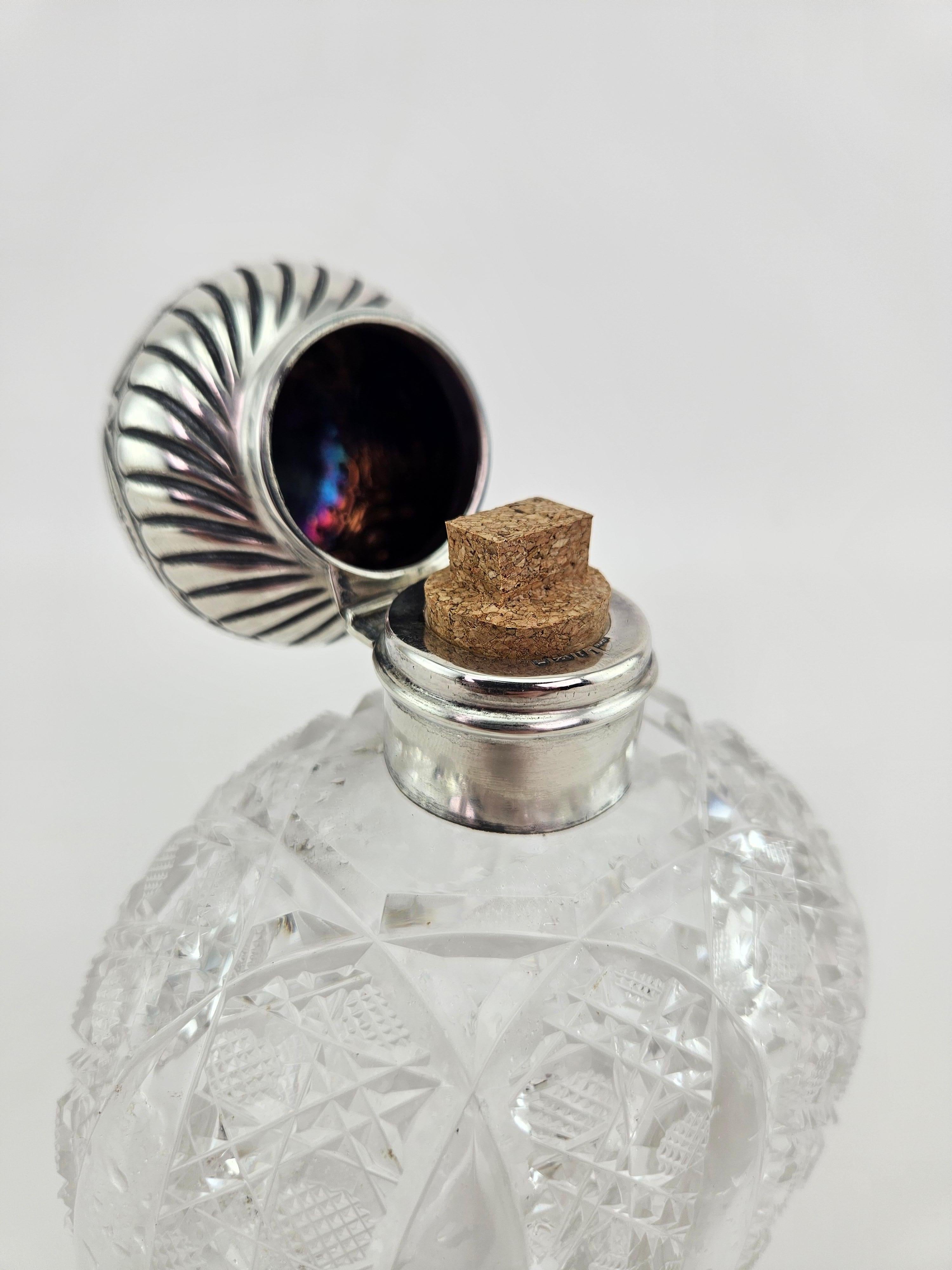 Bouteille de parfum antique en cristal avec dessus en argent sterling en vente 3