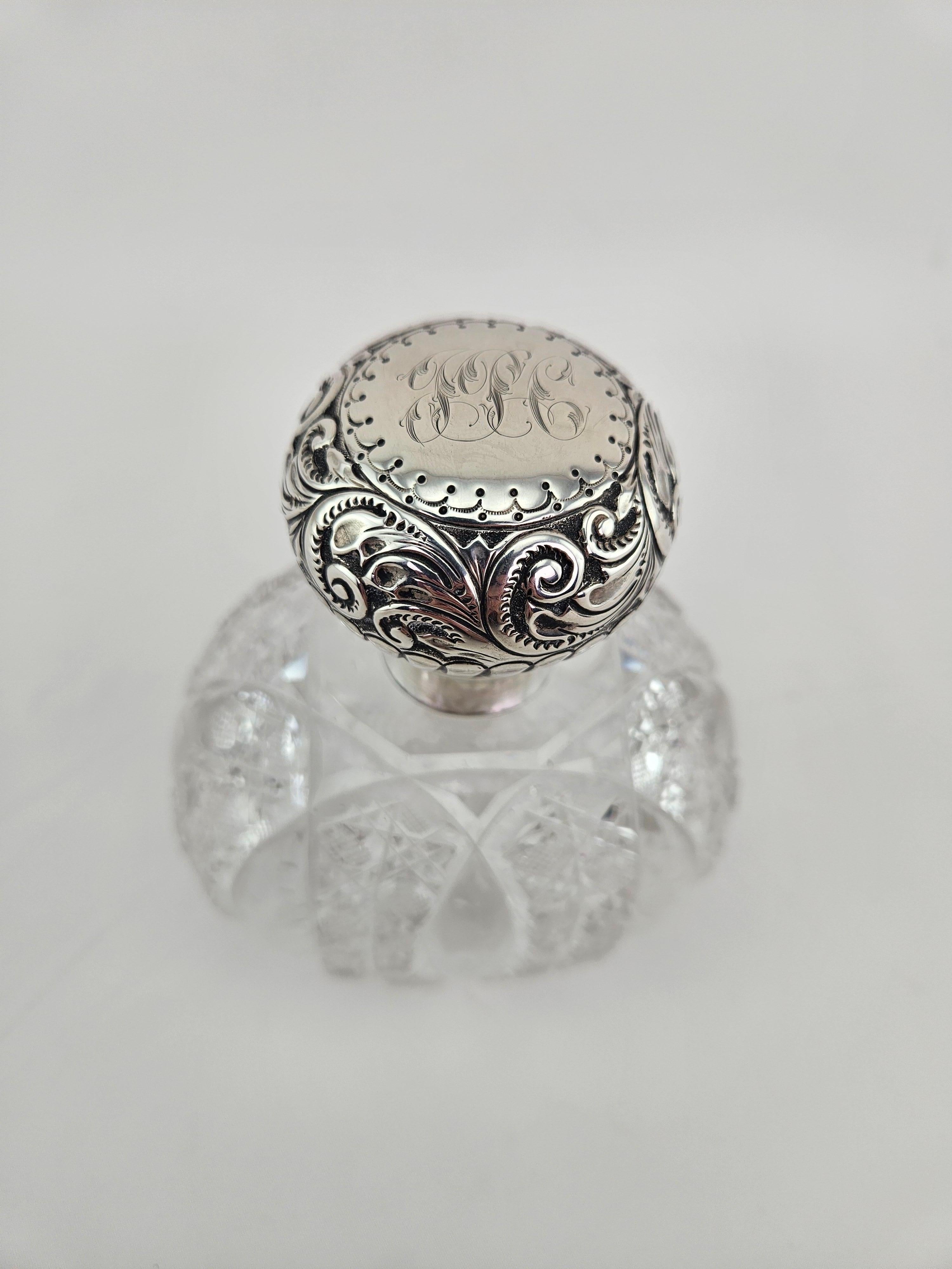 Cette commode a été fabriquée par Henry Mathews de Birmingham, en Angleterre, vers 1899, dans le style Art nouveau.  Chacune des pièces est poinçonnée pour l'argent anglais avec les lettres 