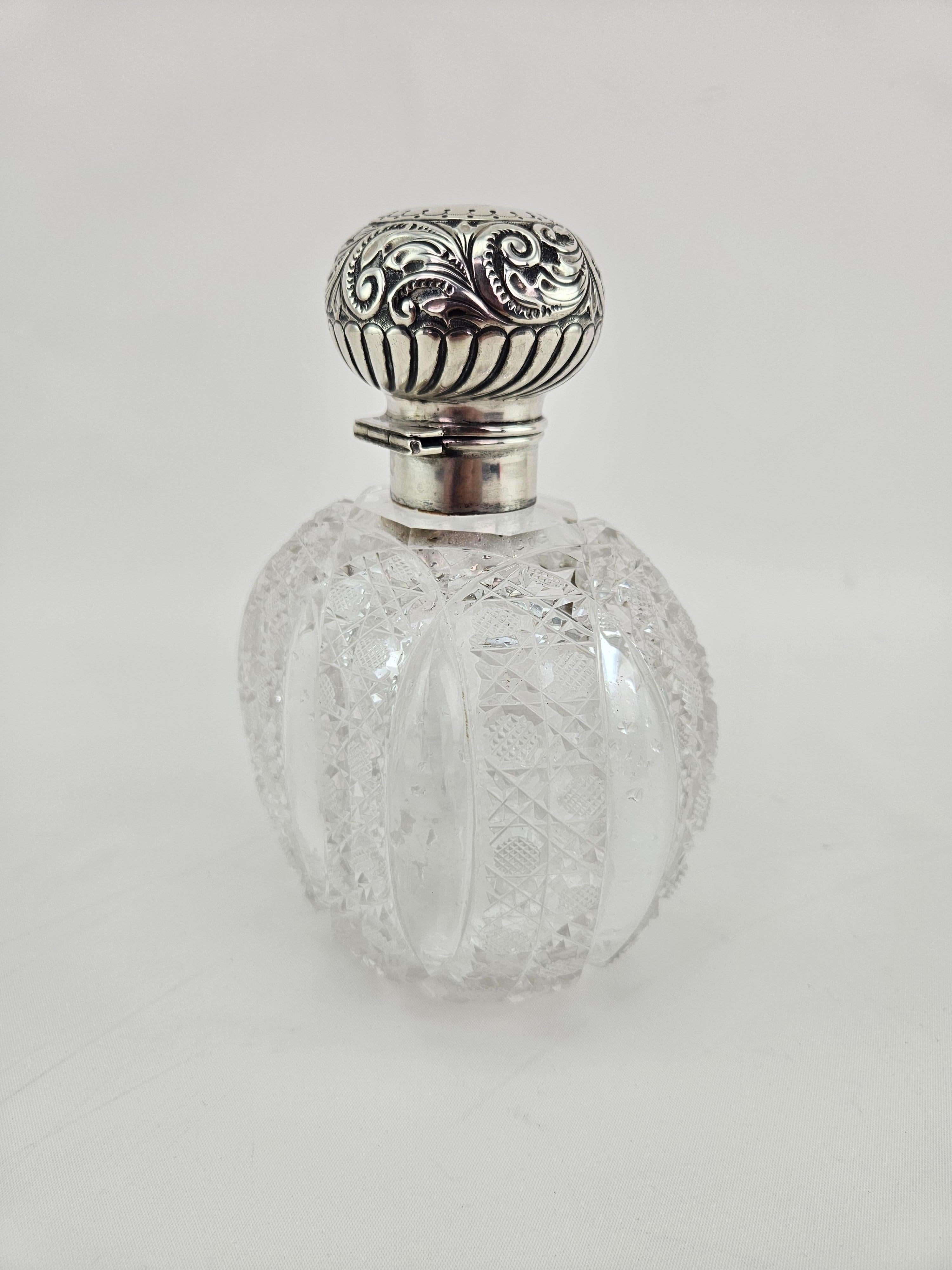 Art nouveau Bouteille de parfum antique en cristal avec dessus en argent sterling en vente