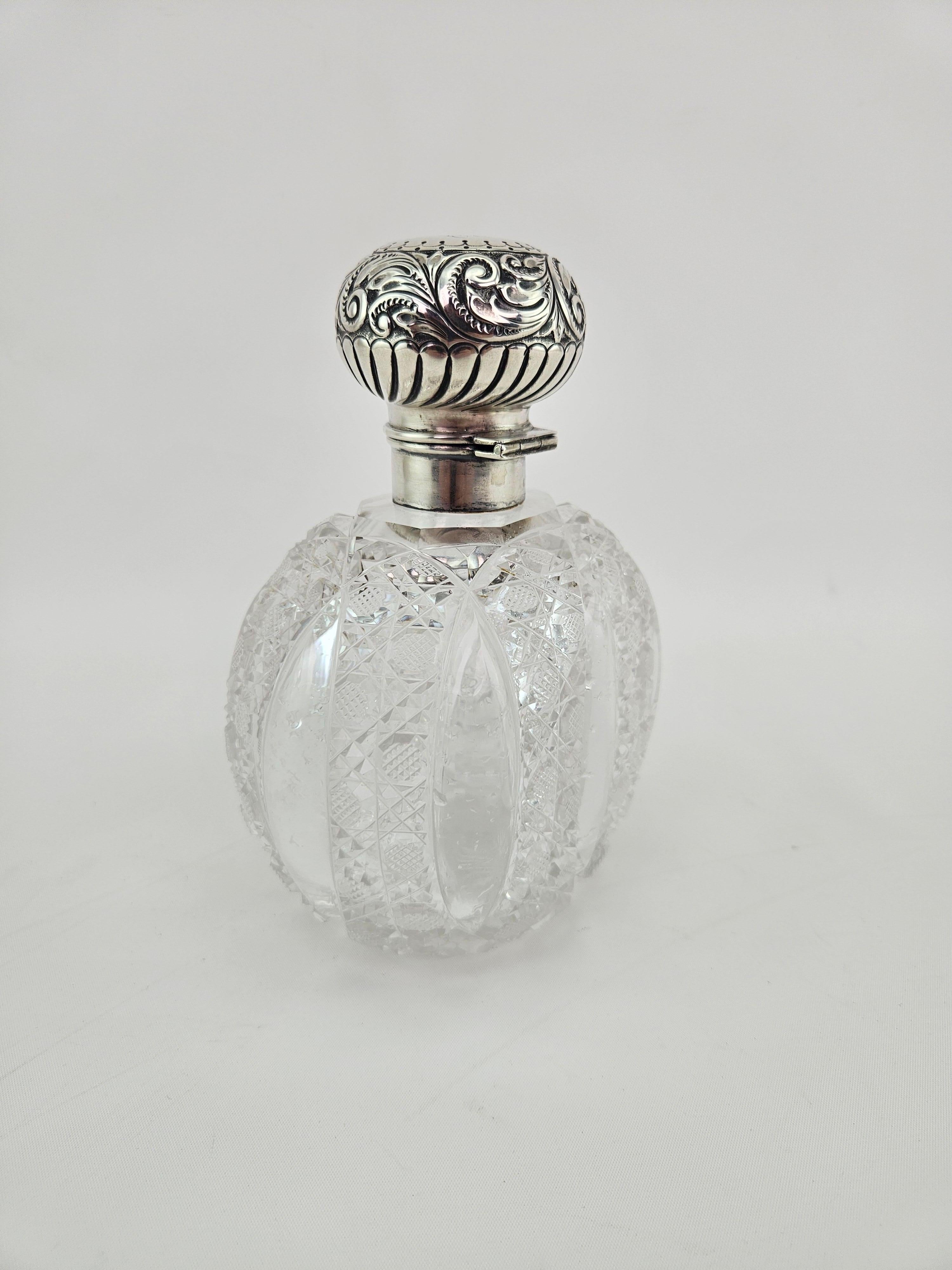 Fait main Bouteille de parfum antique en cristal avec dessus en argent sterling en vente