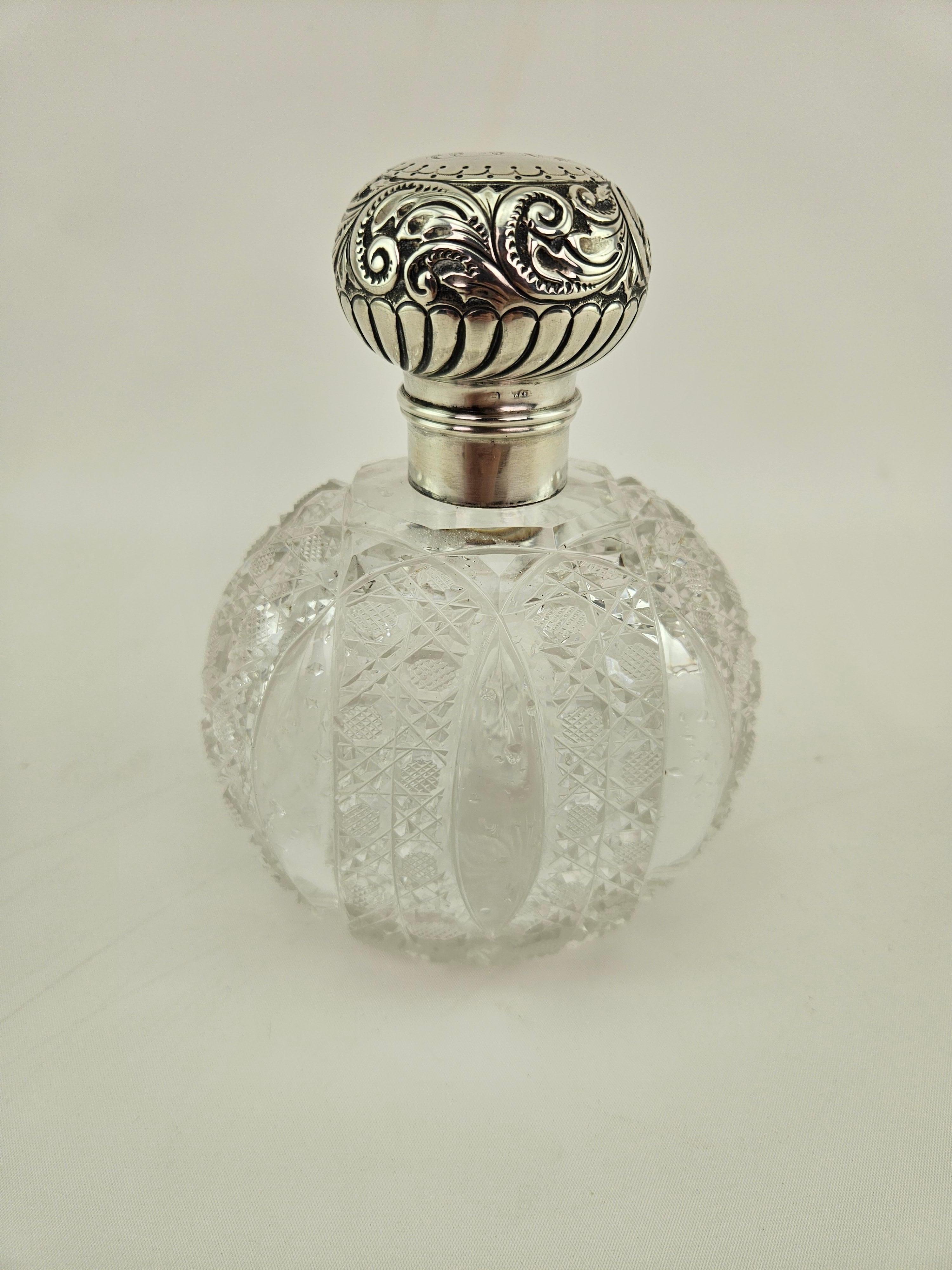 Argent sterling Bouteille de parfum antique en cristal avec dessus en argent sterling en vente