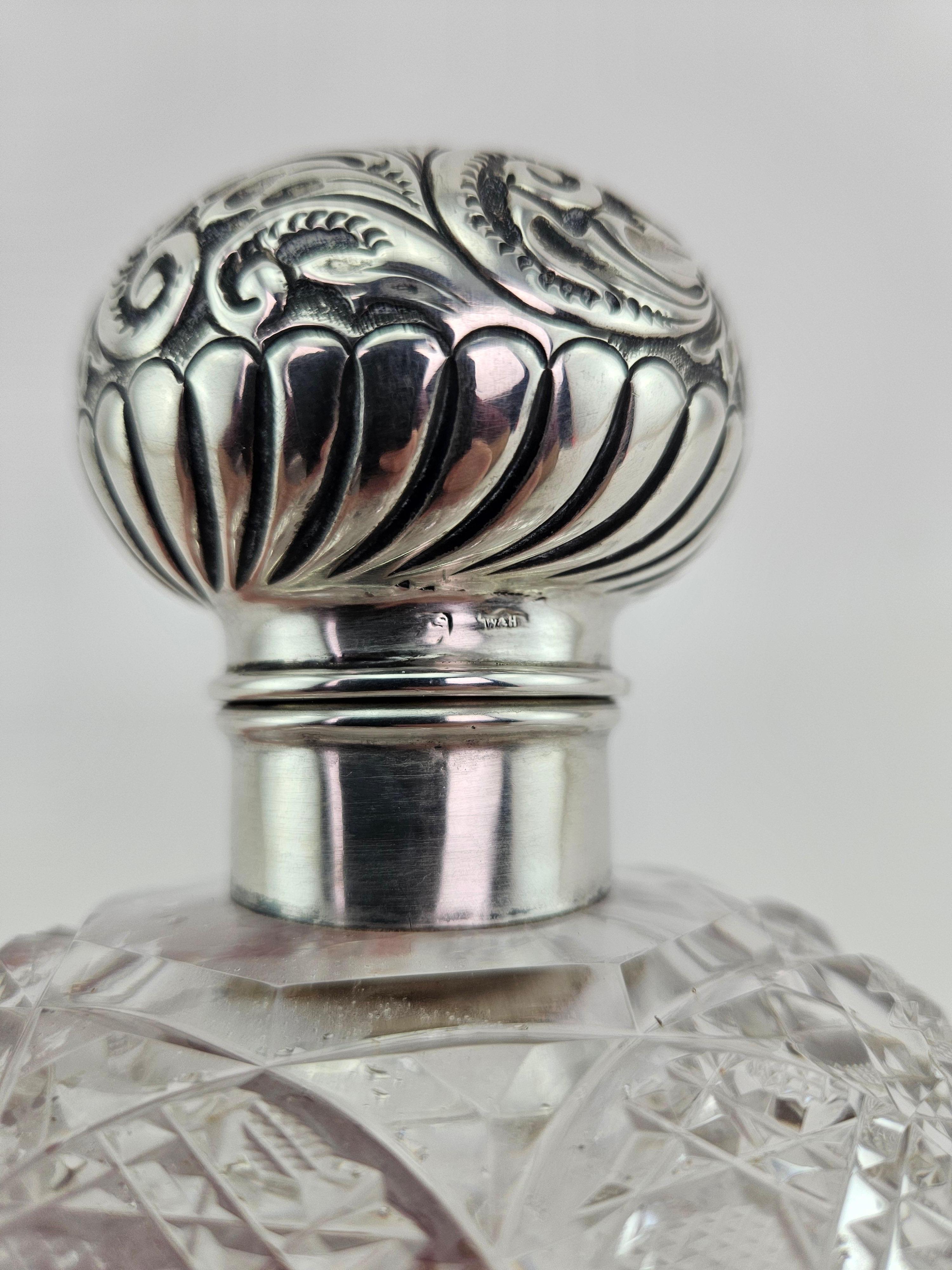 Bouteille de parfum antique en cristal avec dessus en argent sterling en vente 1