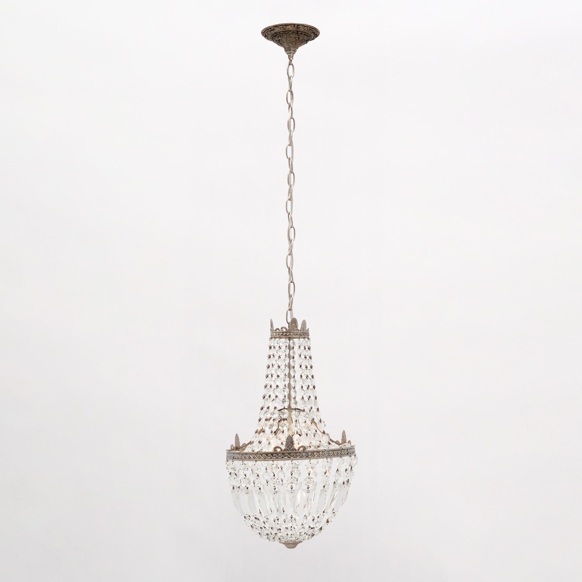 Antico lampadario francese realizzato con elementi in cristallo tagliato, cabochon e pendenti. Sono esposti su una struttura in ottone con finitura argentata. È stato cablato di recente per adattarlo agli standard statunitensi ed è in ottime