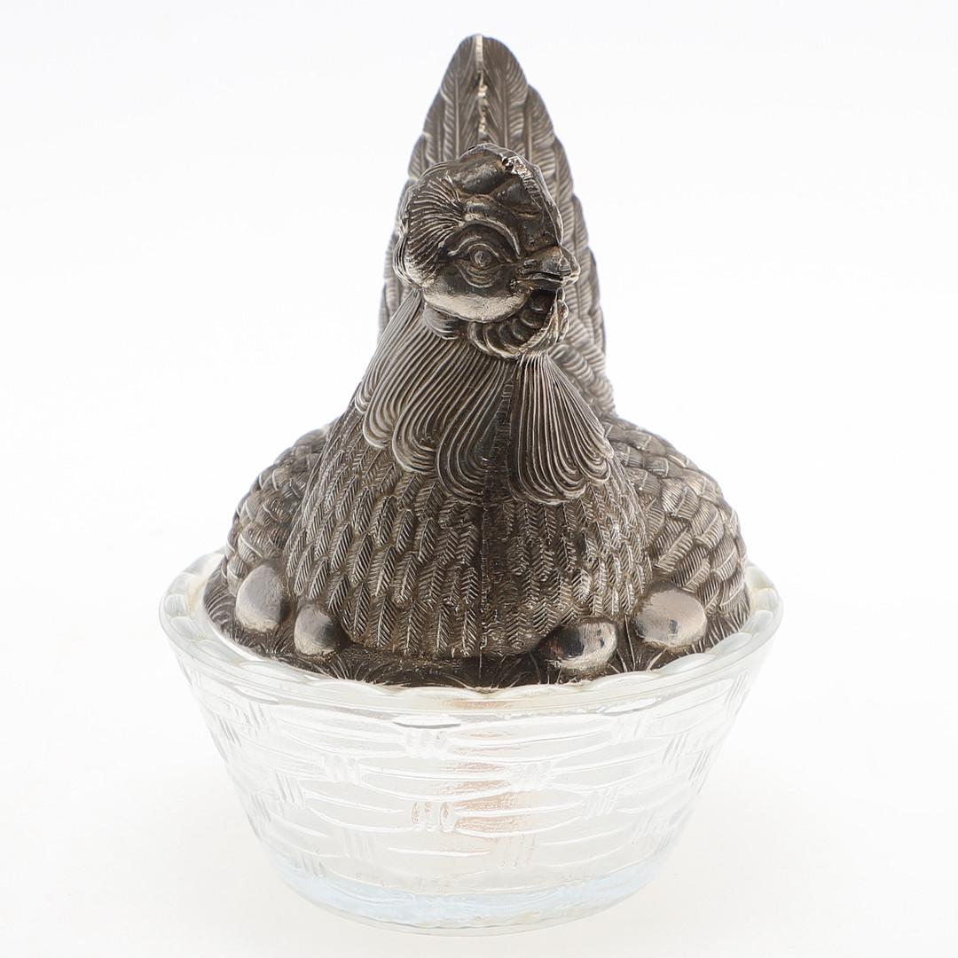 Britannique Antiquités Cristal & Silver Poule Porte-Oeuf Sculpteur Cuisine Décor Glaze VTG Dish en vente