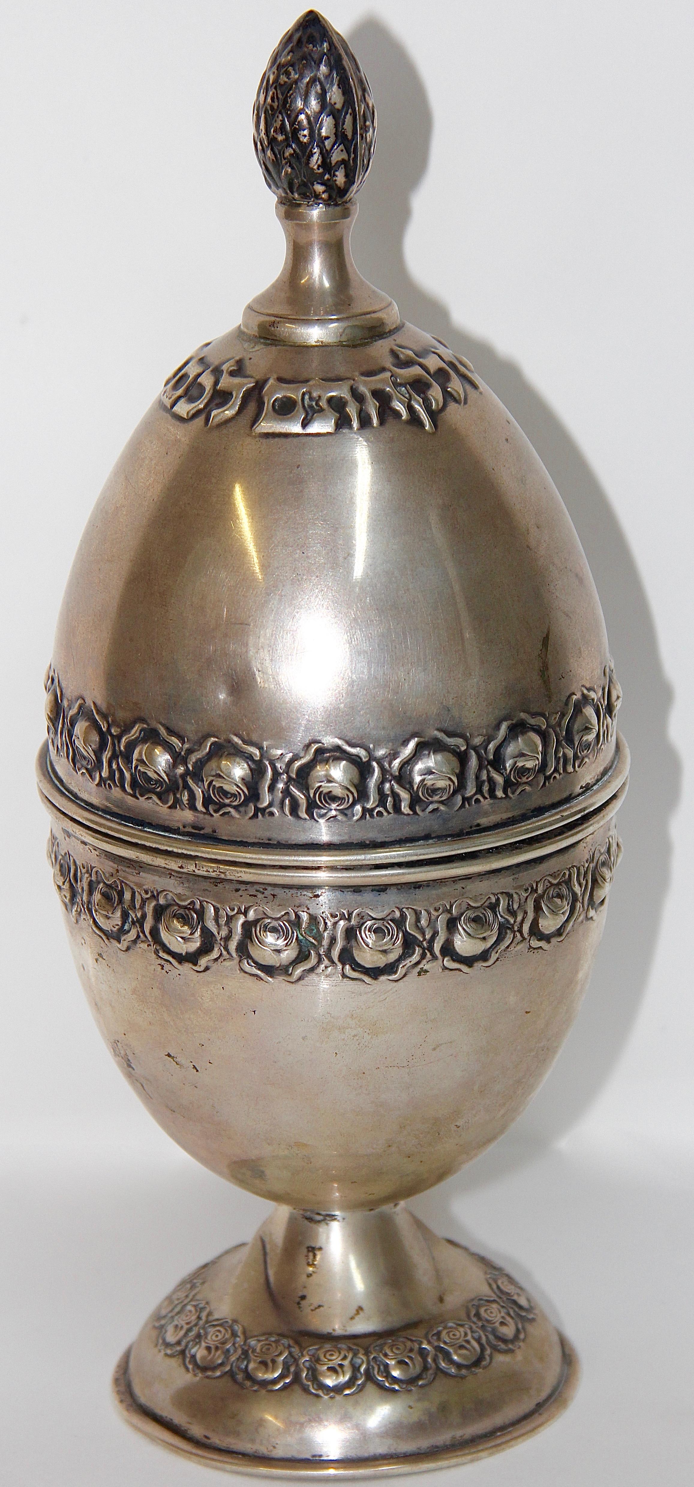 Antique cup Hazorfim 800 silver with Hebrew inscription.
Nice collector's item!

Various dents. Condition please take the photos.