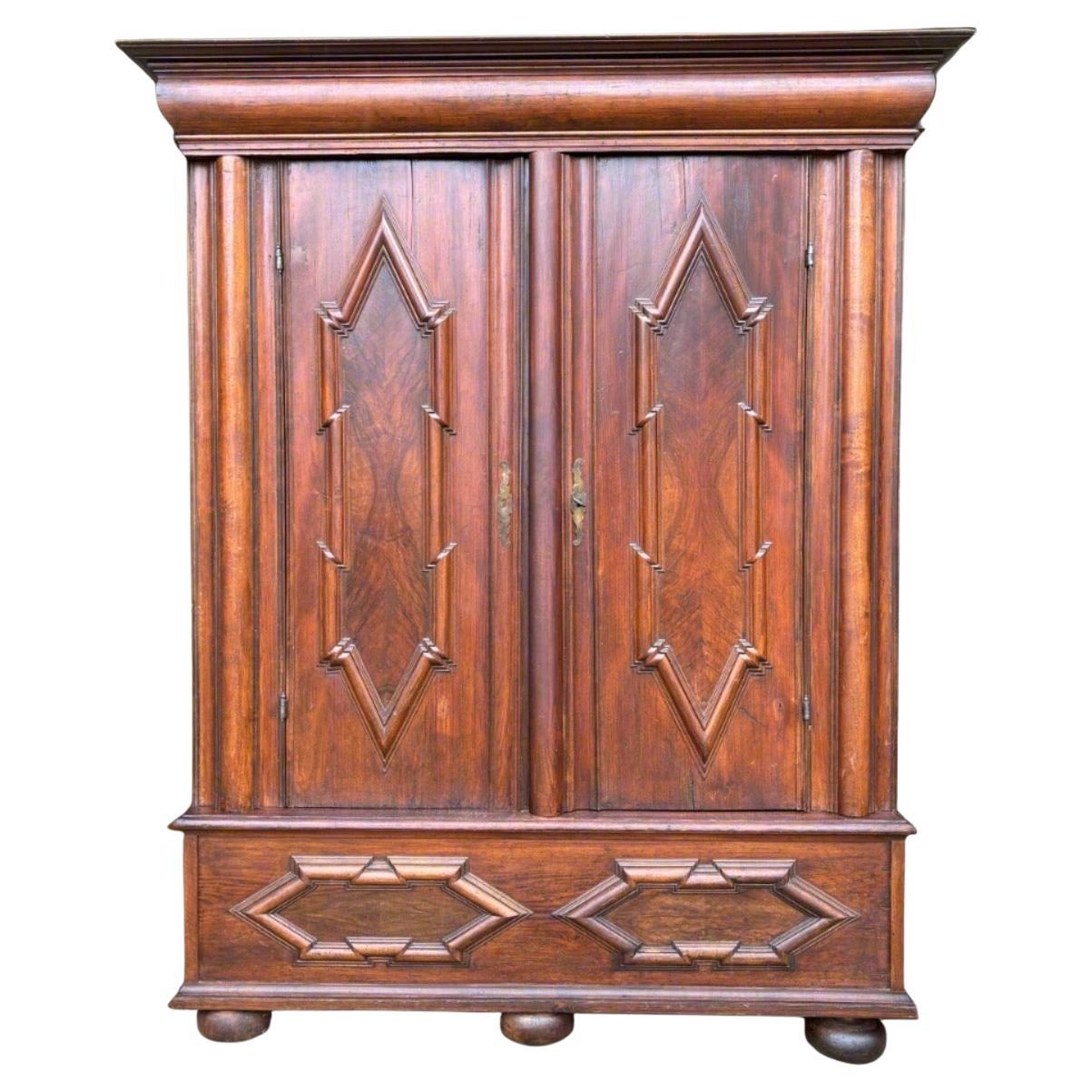 Antique Cupboard  Armoire de hall d'entrée vers 1700  Baroque  bois tendre et noyer