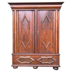 Antique Cupboard  Armoire de hall d'entrée vers 1700  Baroque  bois tendre et noyer