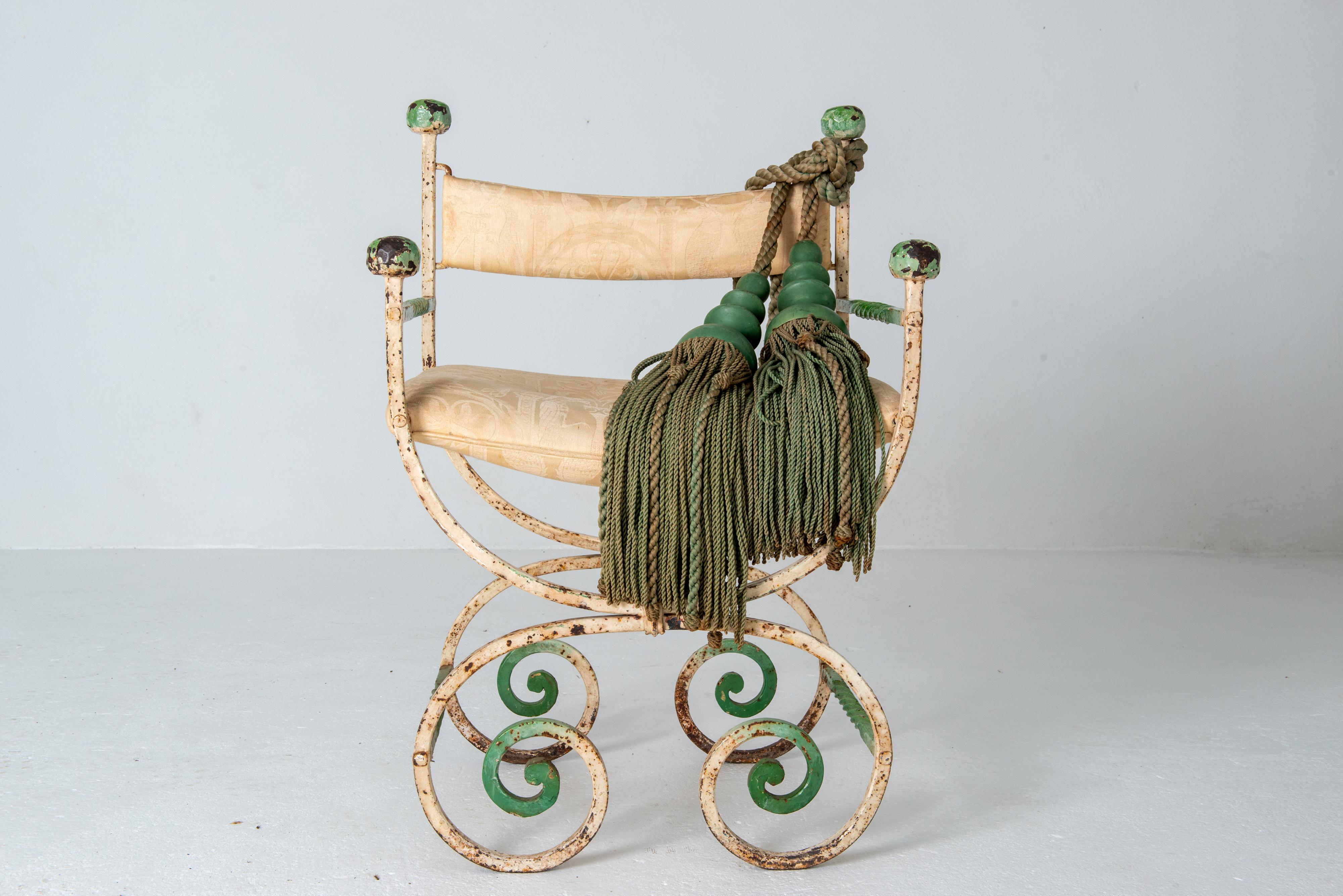 Un fauteuil Curule unique en fer forgé, datant de 1920, provenant d'une importante propriété de Cincinnati. Également appelée chaise Savonarola. Finition originale peinte en blanc cassé et vert sarcelle. La finition est joliment vieillie. Les épis