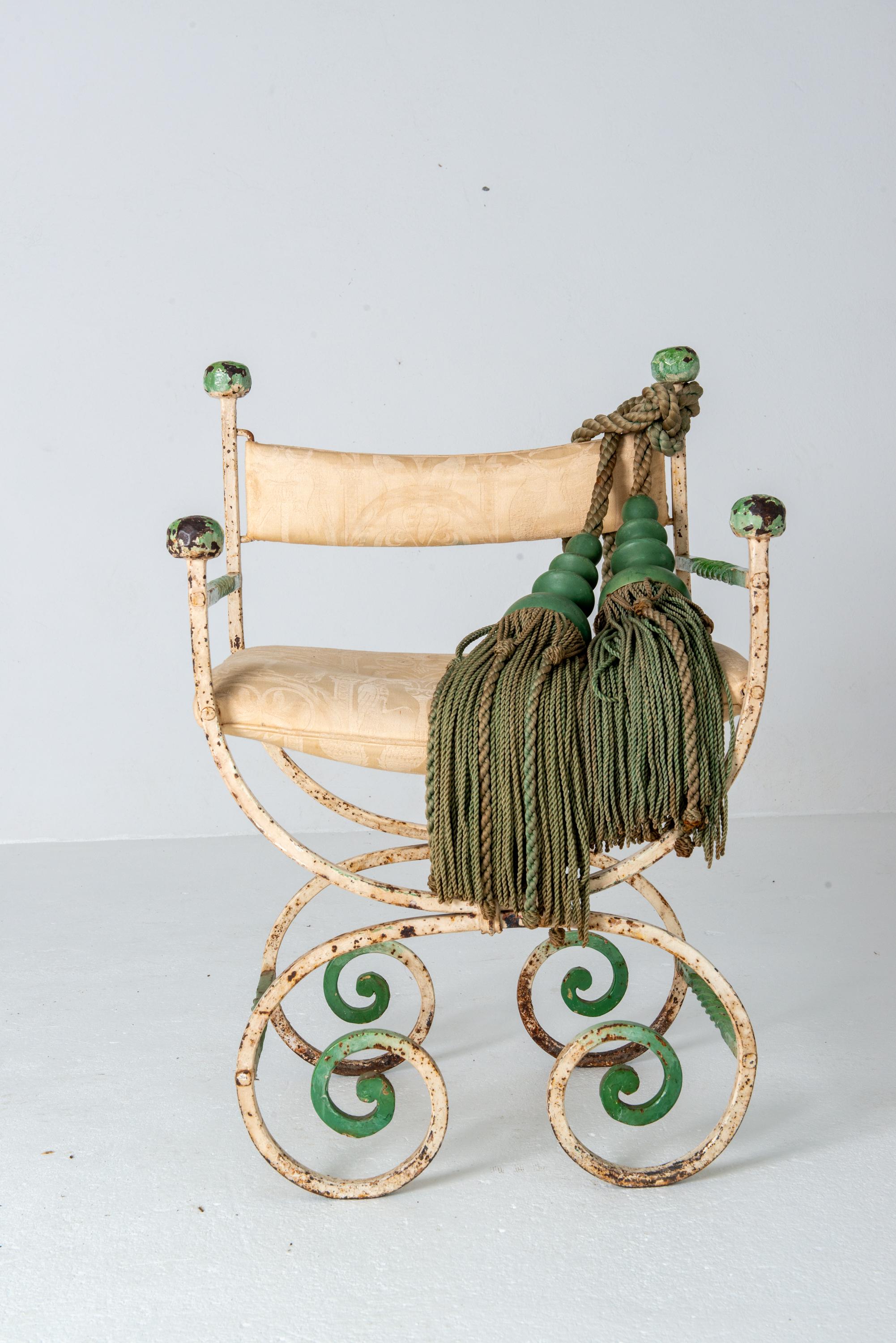 Fauteuil ancien en fer forgé de style Curule provenant d'une belle succession Bon état - En vente à Stamford, CT