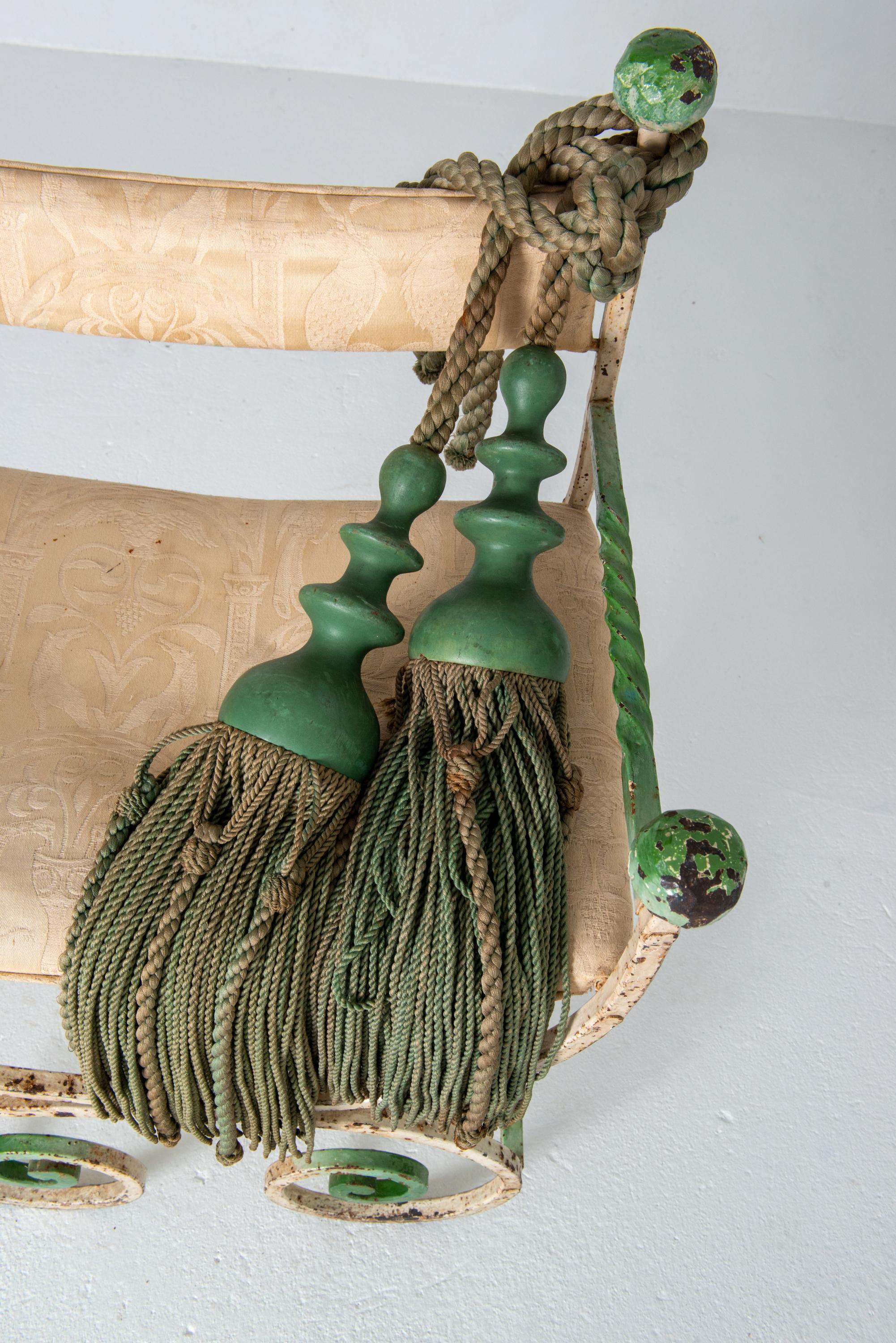 Début du 20ème siècle Fauteuil ancien en fer forg�é de style Curule provenant d'une belle succession en vente