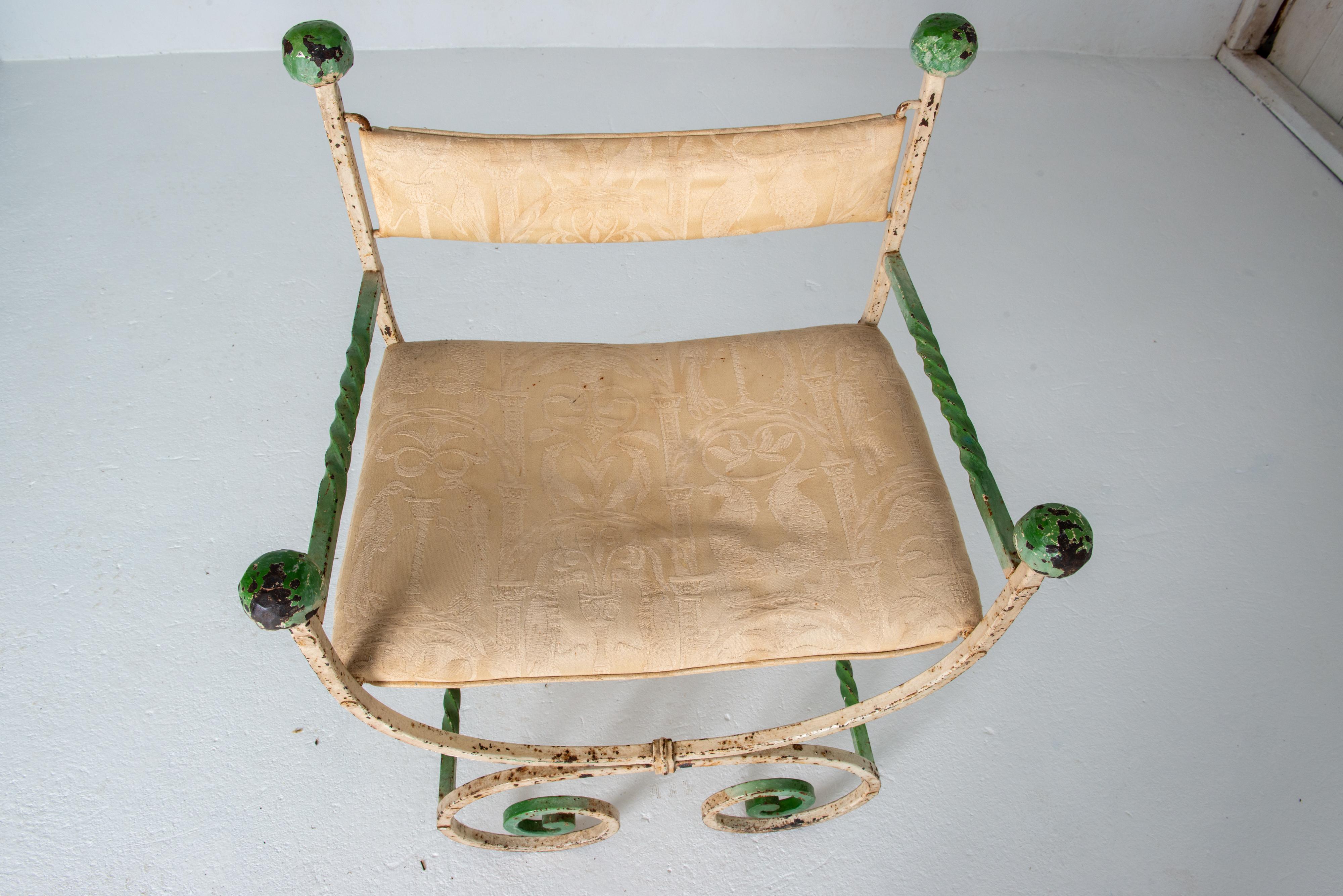 Tissu d'ameublement Fauteuil ancien en fer forgé de style Curule provenant d'une belle succession en vente