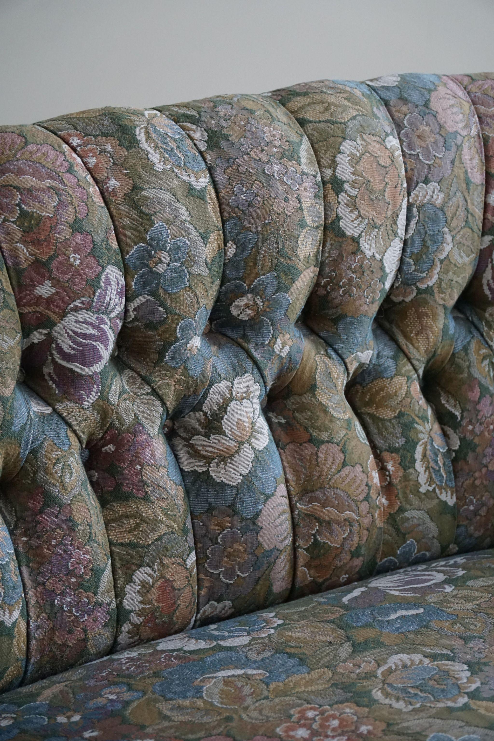 Antique Curved Sofa with Flora Fabric, By a Danish Cabinetmaker, Early 1900s In Good Condition In Odense, DK