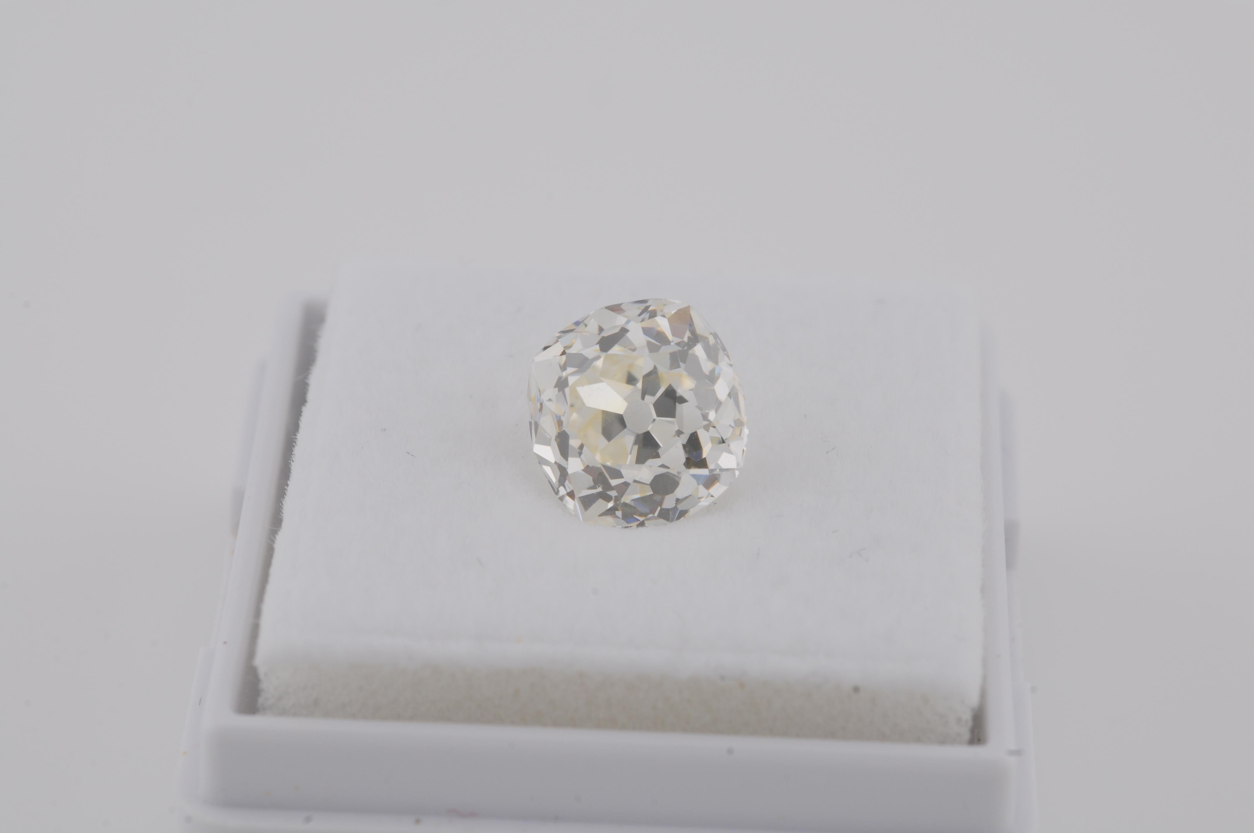 Natürlicher antiker Diamant im Kissenschliff - 2,47ct
Ein 2,47-Karat-Naturdiamant im antiken runden Kissenschliff. Farbe: K, Klarheit: VVS2, mit mittlerer Fluoreszenz. Eine sichtbare Frakturfüllung ist vorhanden. Die Lieferung erfolgt mit einem