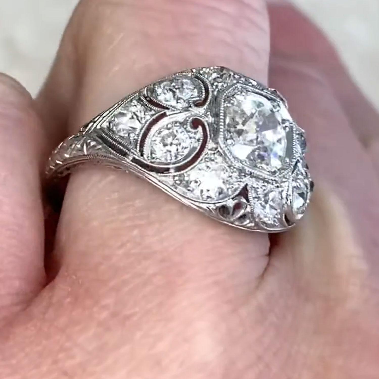 Cette exquise bague en platine met en valeur une étonnante kunzite naturelle d'environ 9,00 carats, sertie de manière experte afin de mettre en valeur sa remarquable clarté et sa teinte rose vive. La pierre centrale, taillée en émeraude, présente