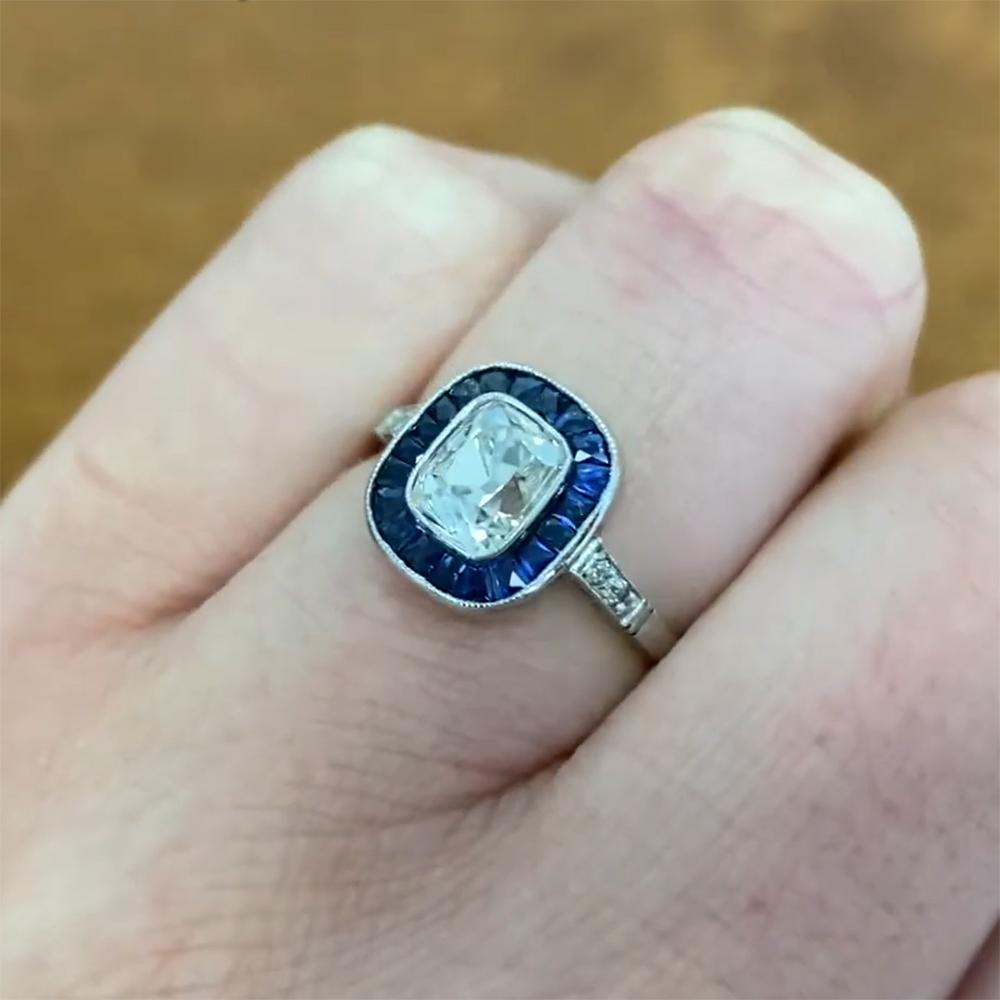 Art Déco Anello di fidanzamento aureolato con diamante antico taglio cuscino (circa 1,00 carati), platino in vendita