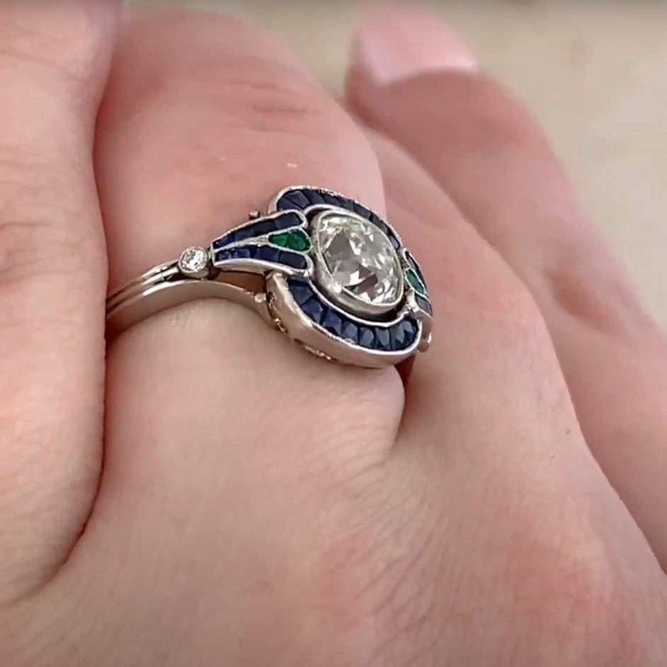 Taille coussin Bague ancienne taille coussin (environ 1,10 carat) avec grappe de saphirs en vente