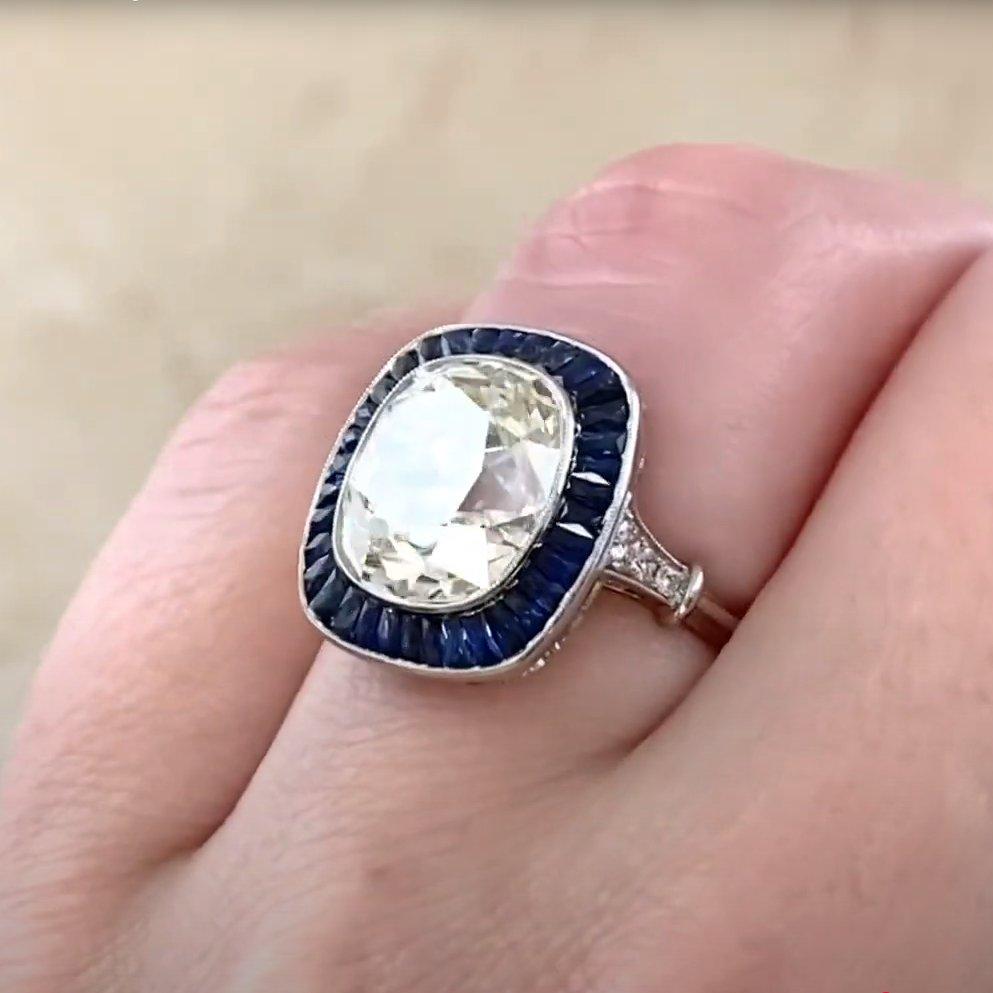 Taglio cuscino Anello di fidanzamento antico con diamante taglio cuscino (circa 5,20 carati) e zaffiro aureolato in vendita