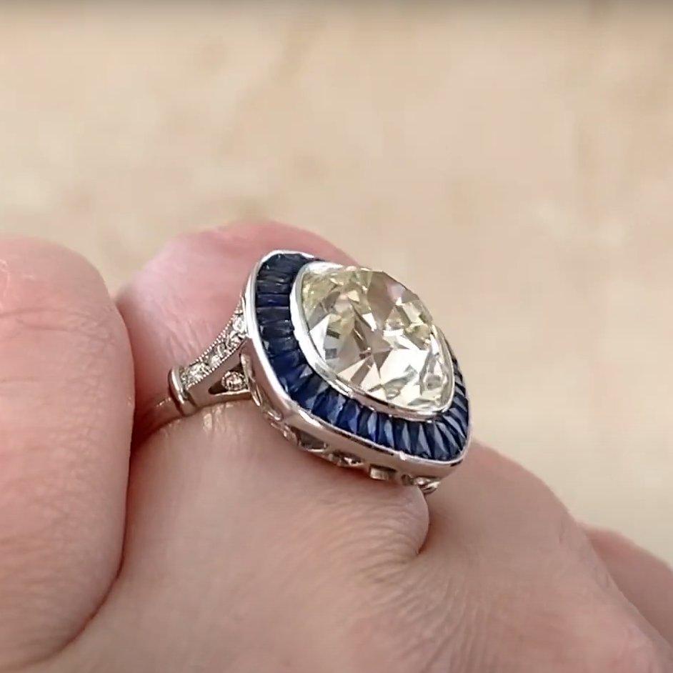 Taille coussin Bague de fiançailles ancienne, diamant taille coussin (environ 5,20 carats) et saphir en halo en vente