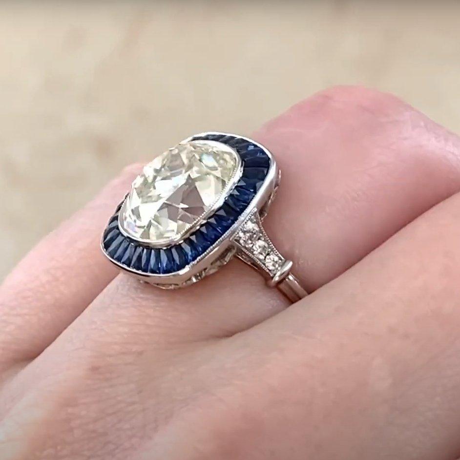 Bague de fiançailles ancienne, diamant taille coussin (environ 5,20 carats) et saphir en halo Pour femmes en vente