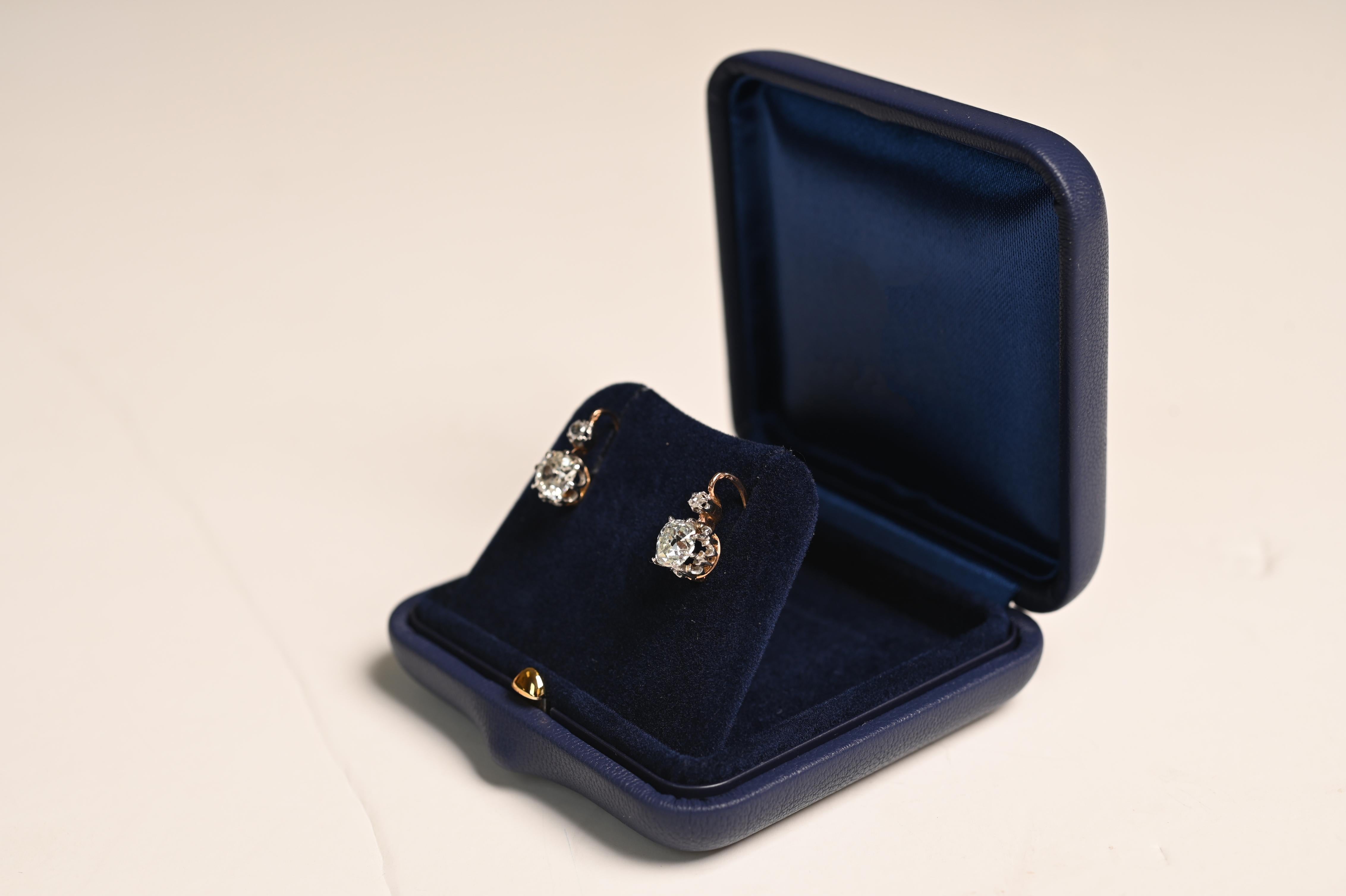 Victorien Boucles d'oreilles anciennes en or jaune 18 carats avec diamants taille coussin (environ 2 carats) en vente