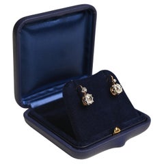 Boucles d'oreilles anciennes en or jaune 18 carats avec diamants taille coussin (environ 2 carats)