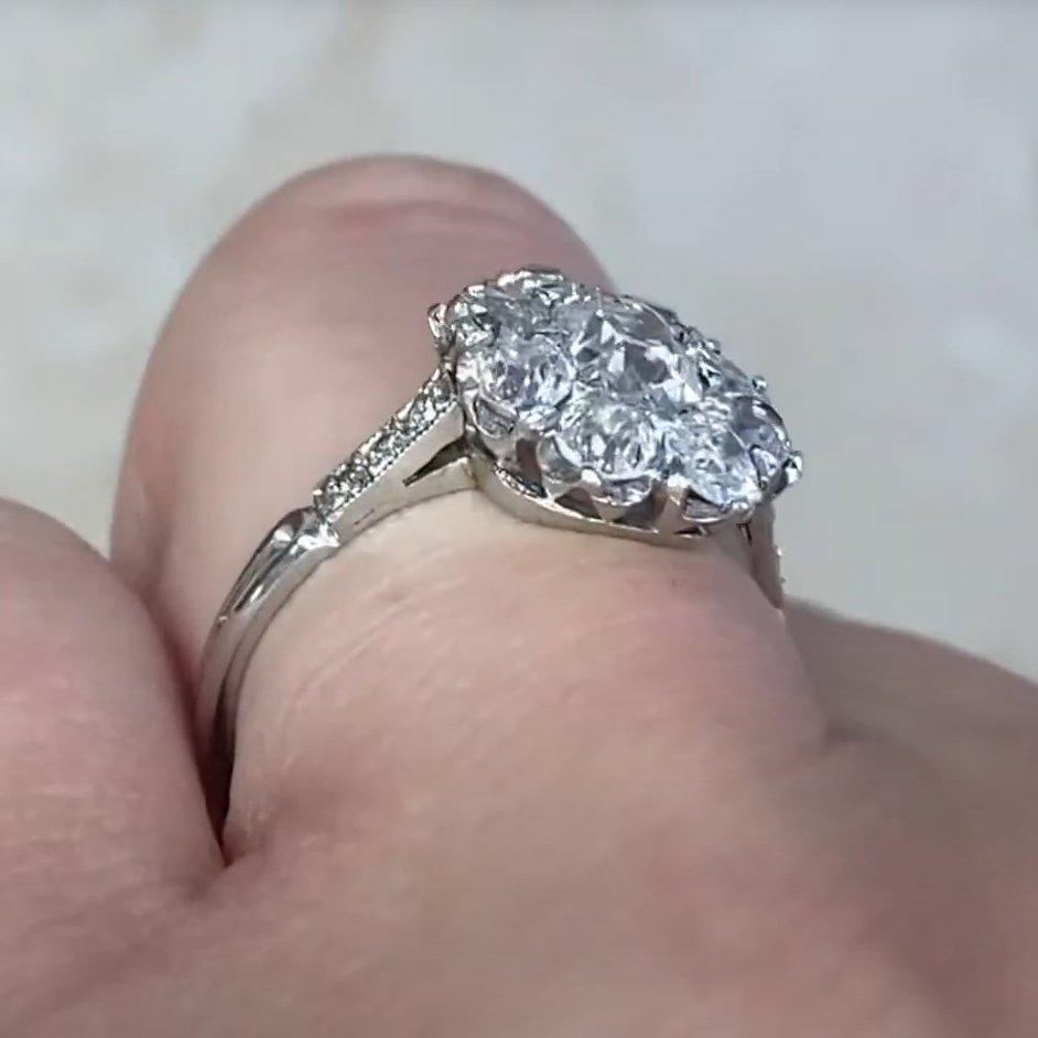 Taille coussin antique Bague de fiançailles ancienne avec diamant taille coussin (environ 0,60 carat), platine en vente