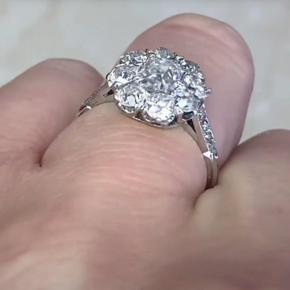 Bague de fiançailles ancienne avec diamant taille coussin (environ 0,60 carat), platine Excellent état - En vente à New York, NY