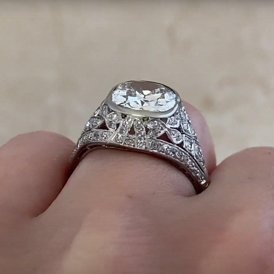 Taille coussin Bague de fiançailles ancienne en platine avec diamant taille coussin (environ 3.00 carats) en vente