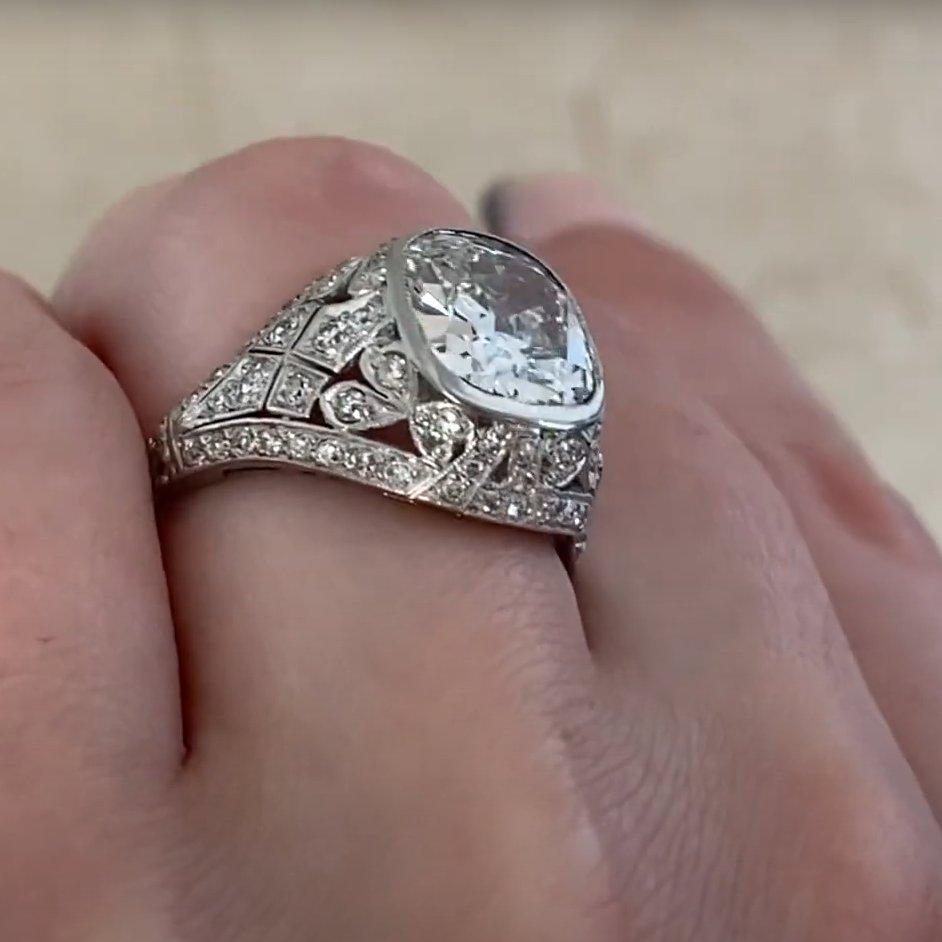 Bague de fiançailles ancienne en platine avec diamant taille coussin (environ 3.00 carats) Excellent état - En vente à New York, NY