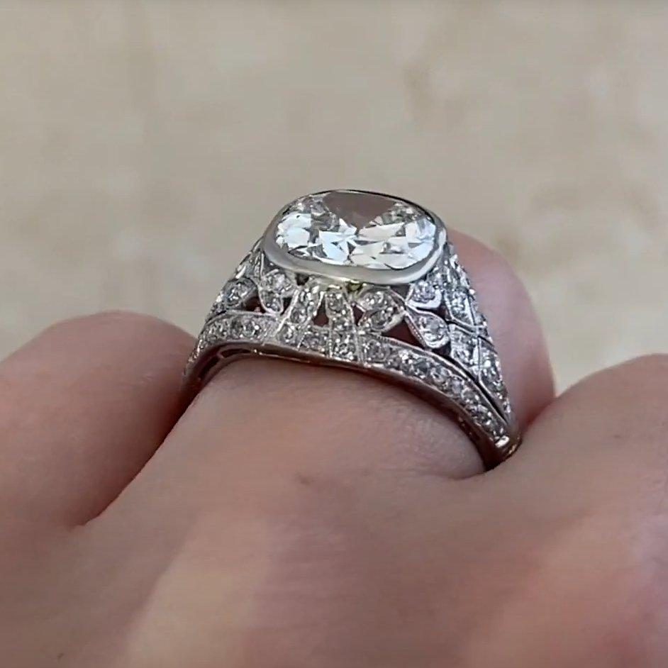 Verlobungsring mit antikem Diamanten im Kissenschliff ( ca. 3.00 Karat), Platin Damen im Angebot