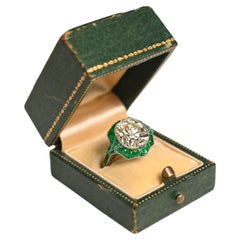 Bague de fiançailles ancienne avec diamant taille coussin (environ 5,40 carats), halo d'émeraude