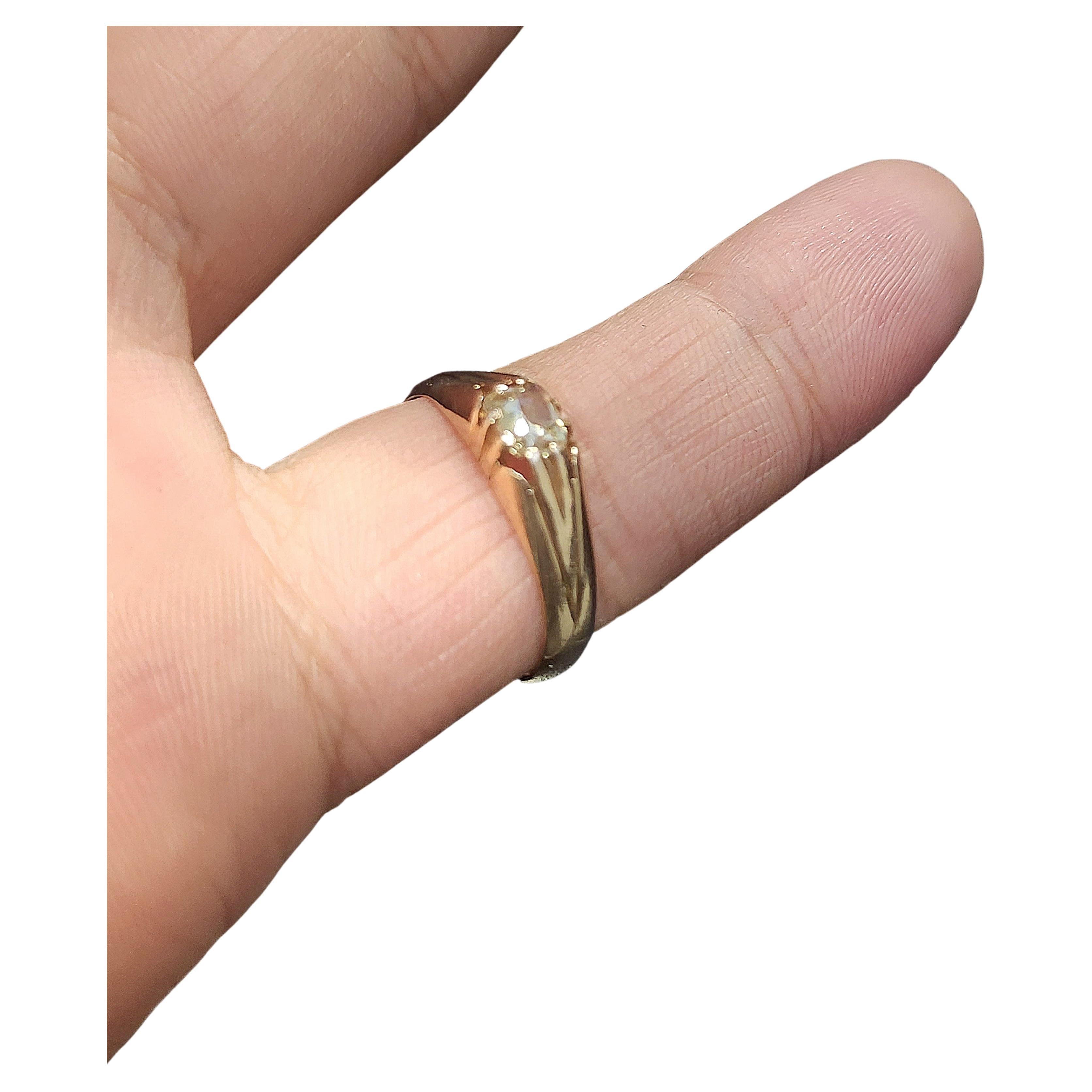 Antique Cushion Cut Diamond Gold Solitaire Ring In Good Condition For Sale In Cairo, EG