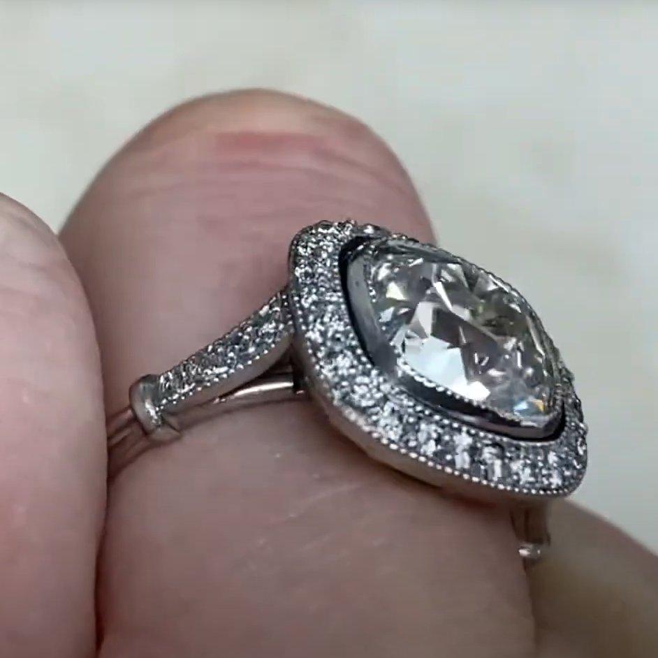 Anello di fidanzamento aureolato con diamante taglio cuscino antico (circa 2,90 carati), platino In condizioni ottime in vendita a New York, NY