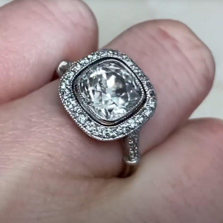 Anello di fidanzamento aureolato con diamante taglio cuscino antico (circa 2,90 carati), platino in vendita 1