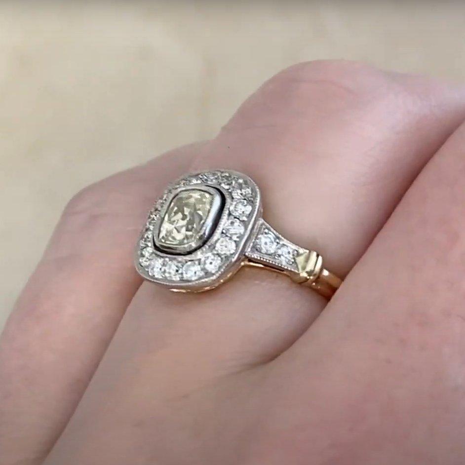 Bague ancienne en or jaune 18 carats avec halo de diamants taille coussin (environ 0,50 carat) Pour femmes en vente