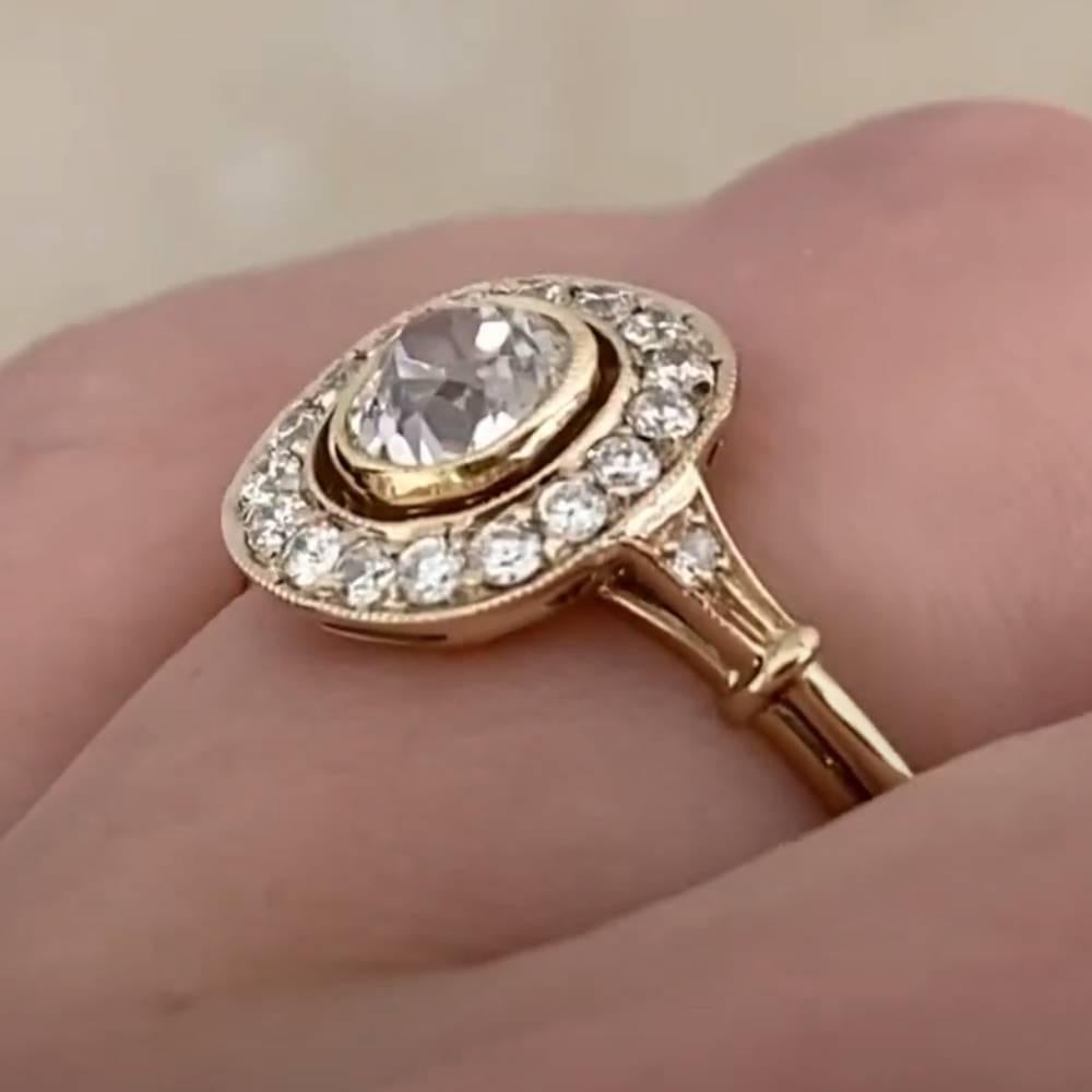 Taille coussin Bague ancienne en or jaune 18 carats avec halo de diamants taille coussin (environ 0,6 carat) en vente