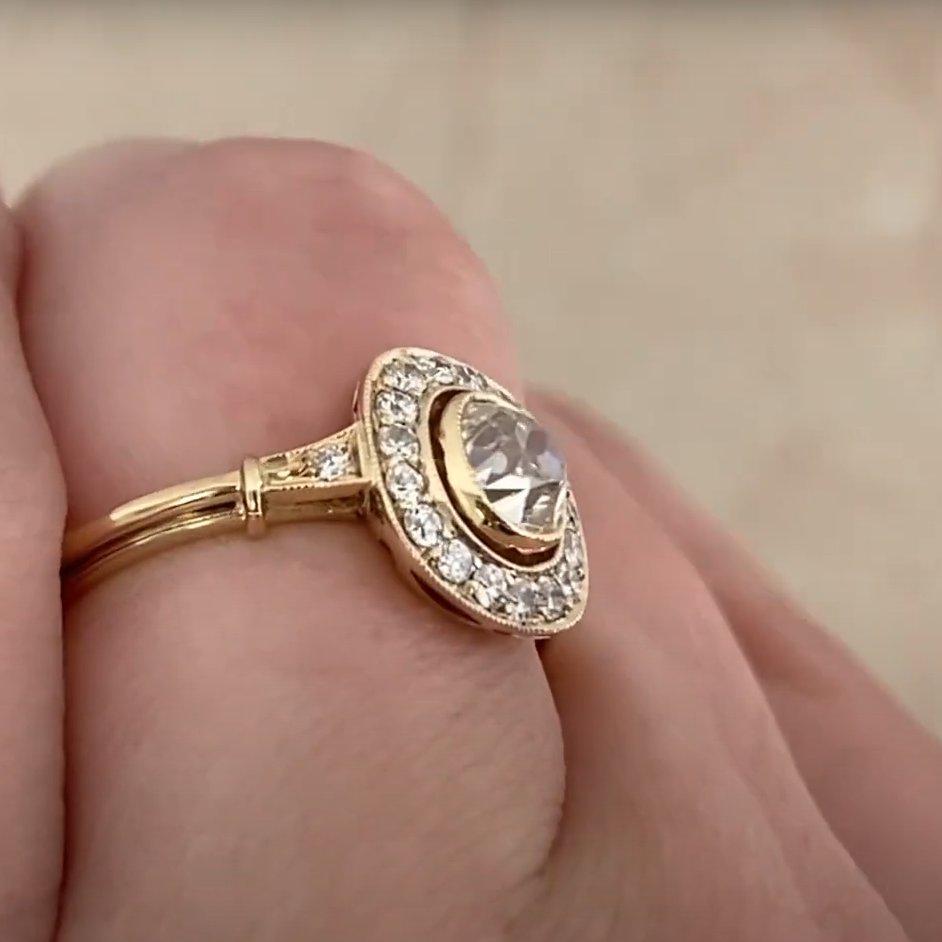 Bague ancienne en or jaune 18 carats avec halo de diamants taille coussin (environ 0,6 carat) Excellent état - En vente à New York, NY